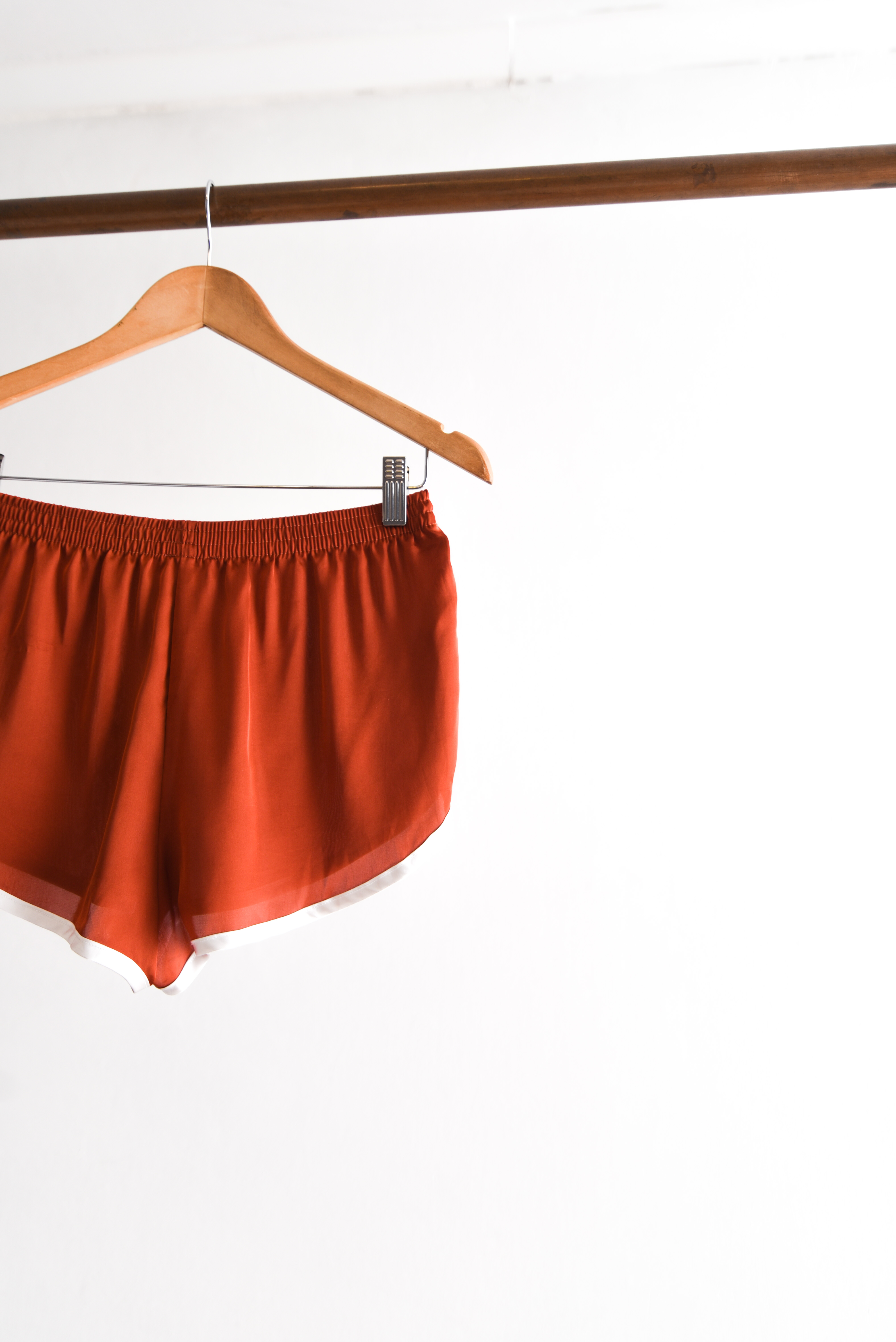 Short sporty granate satín