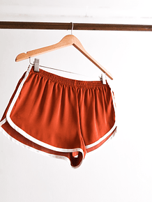 Short sporty granate satín