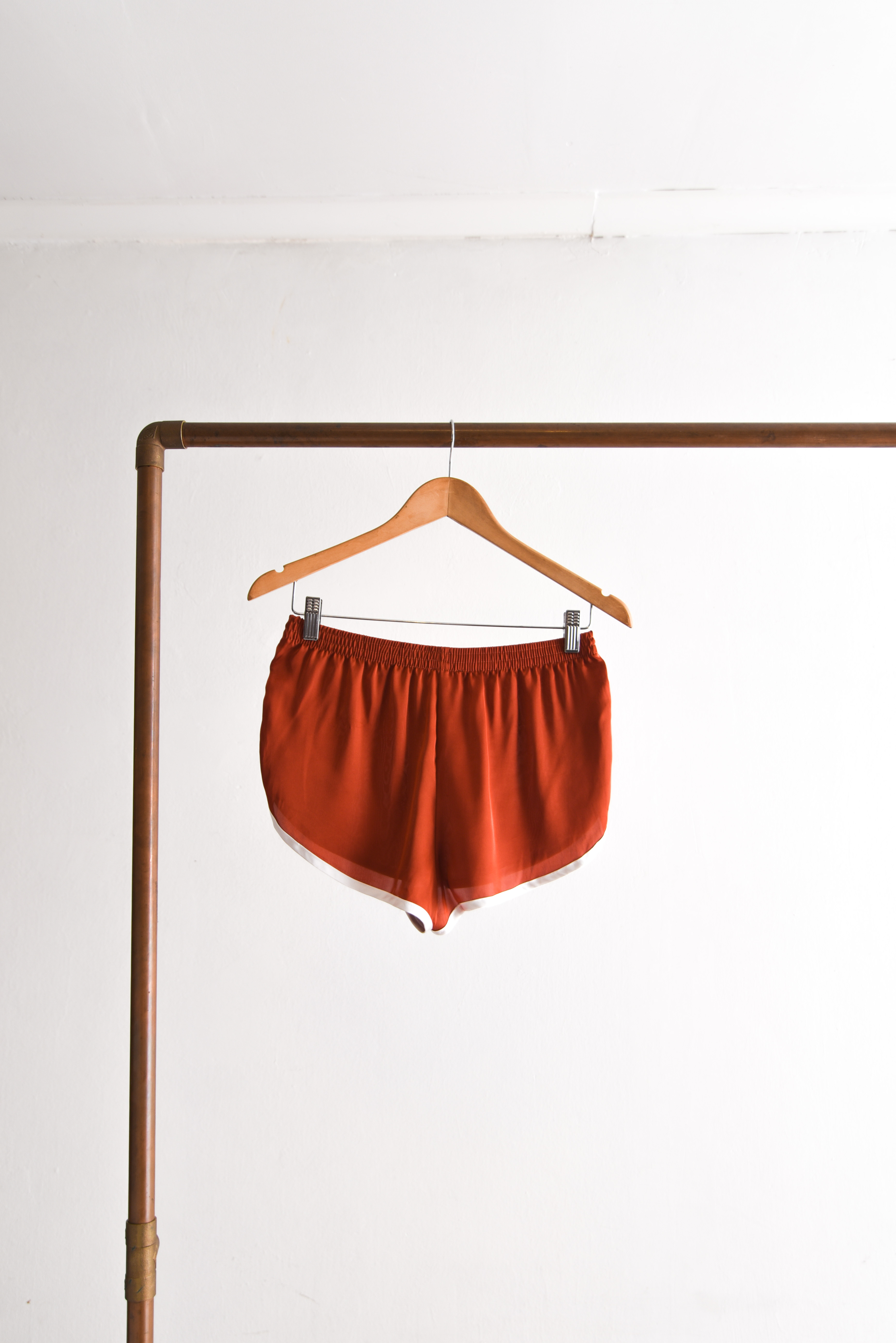 Short sporty granate satín