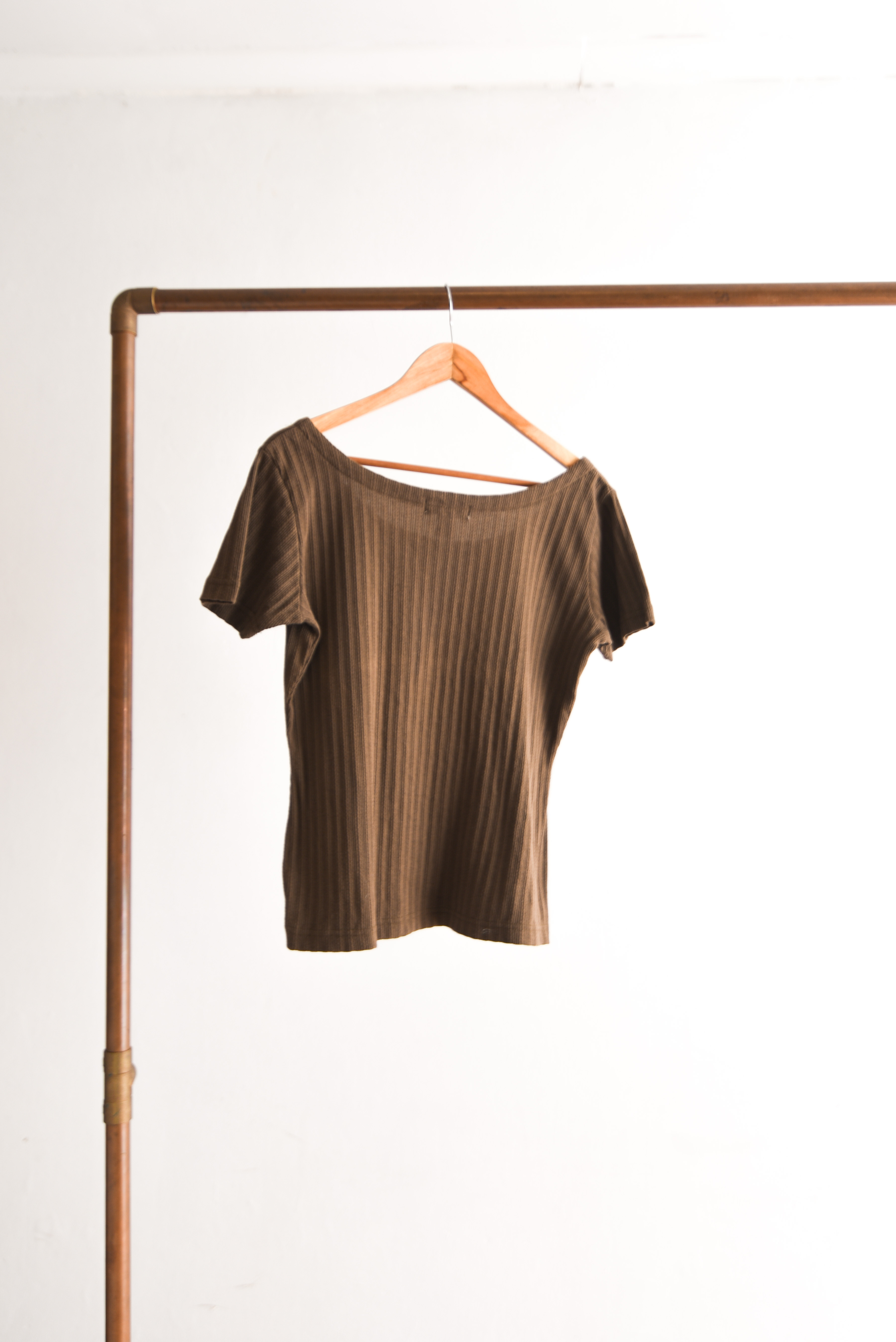 Polera café 90s acanalada