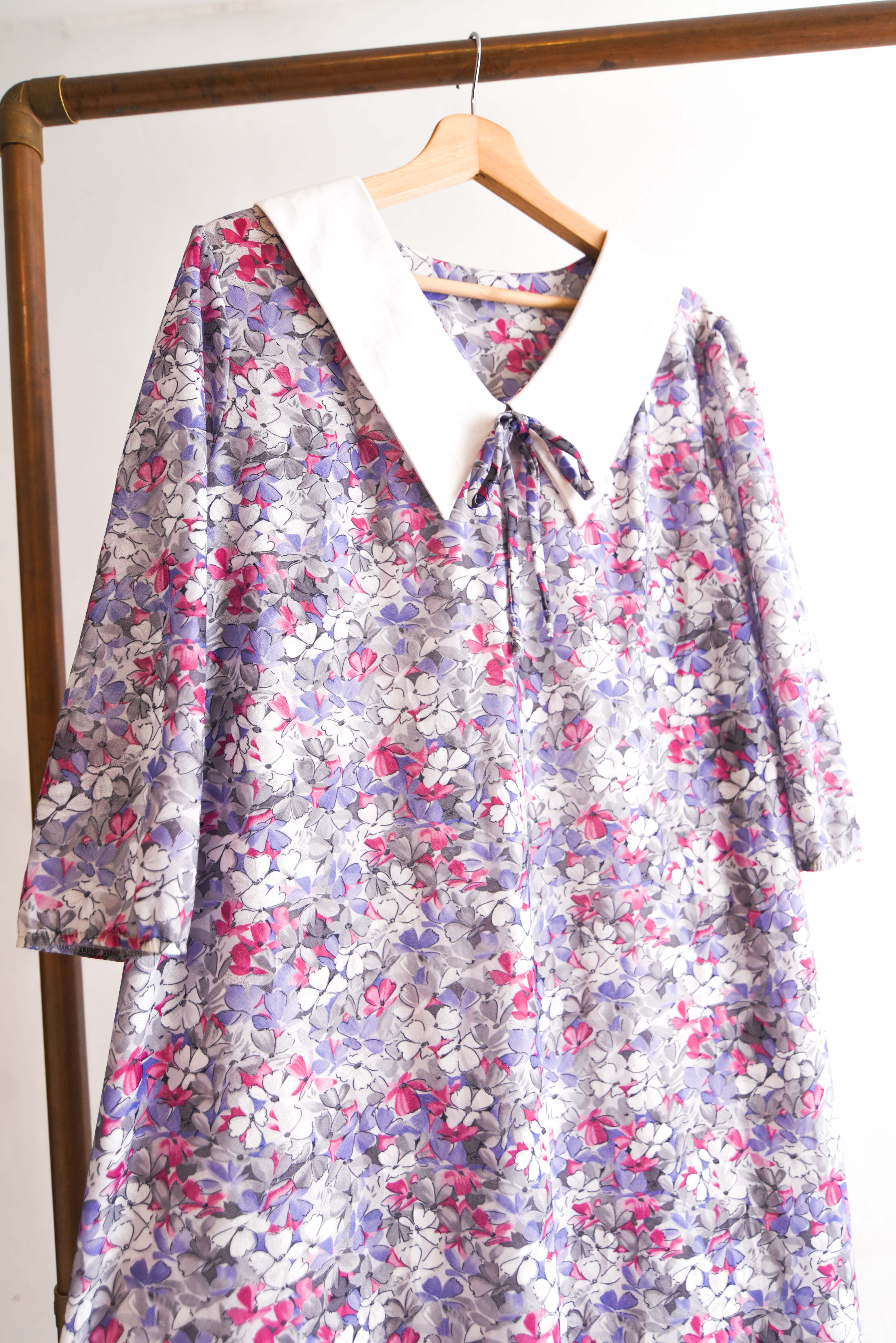 Vestido floral cuello chelsea