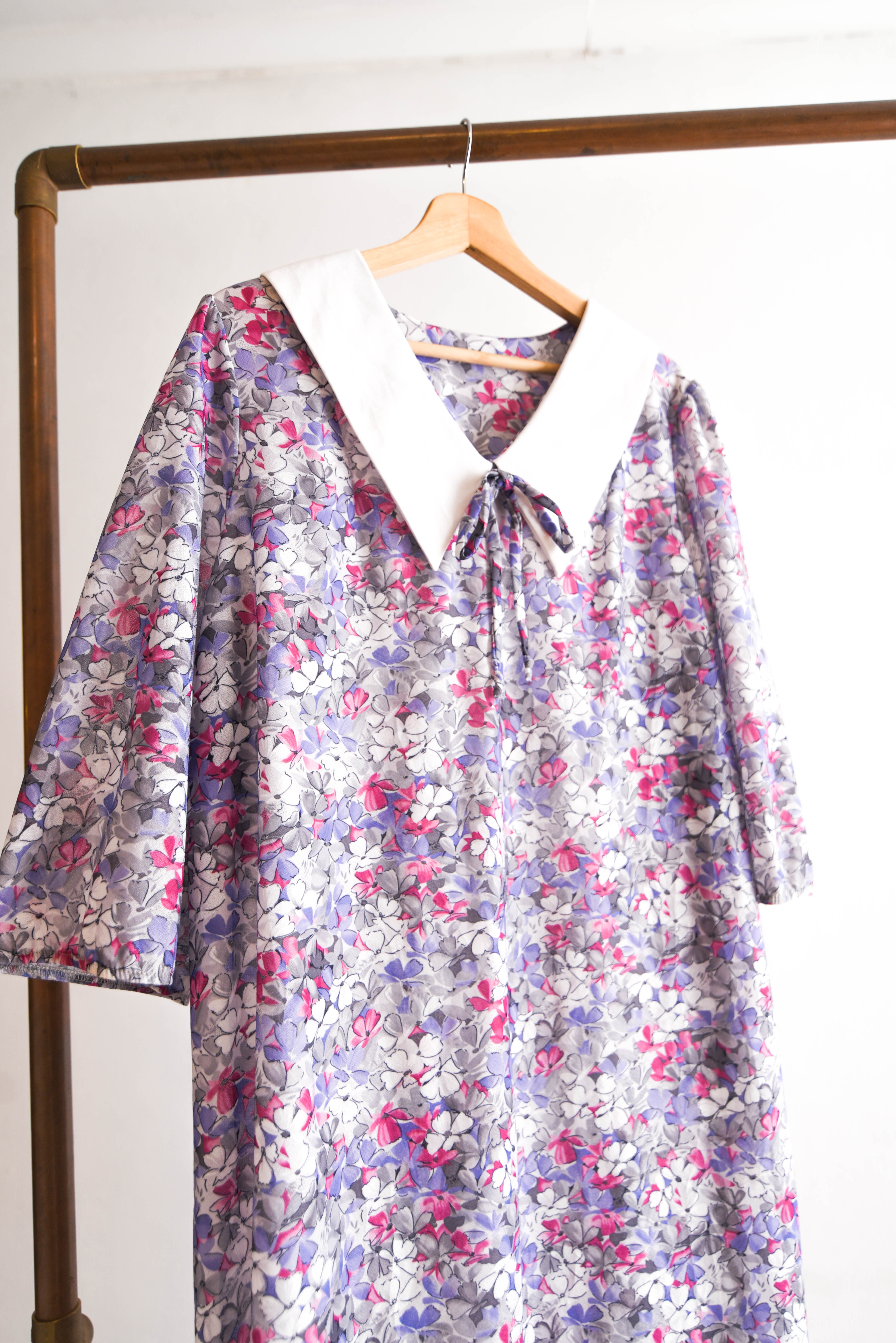 Vestido floral cuello chelsea