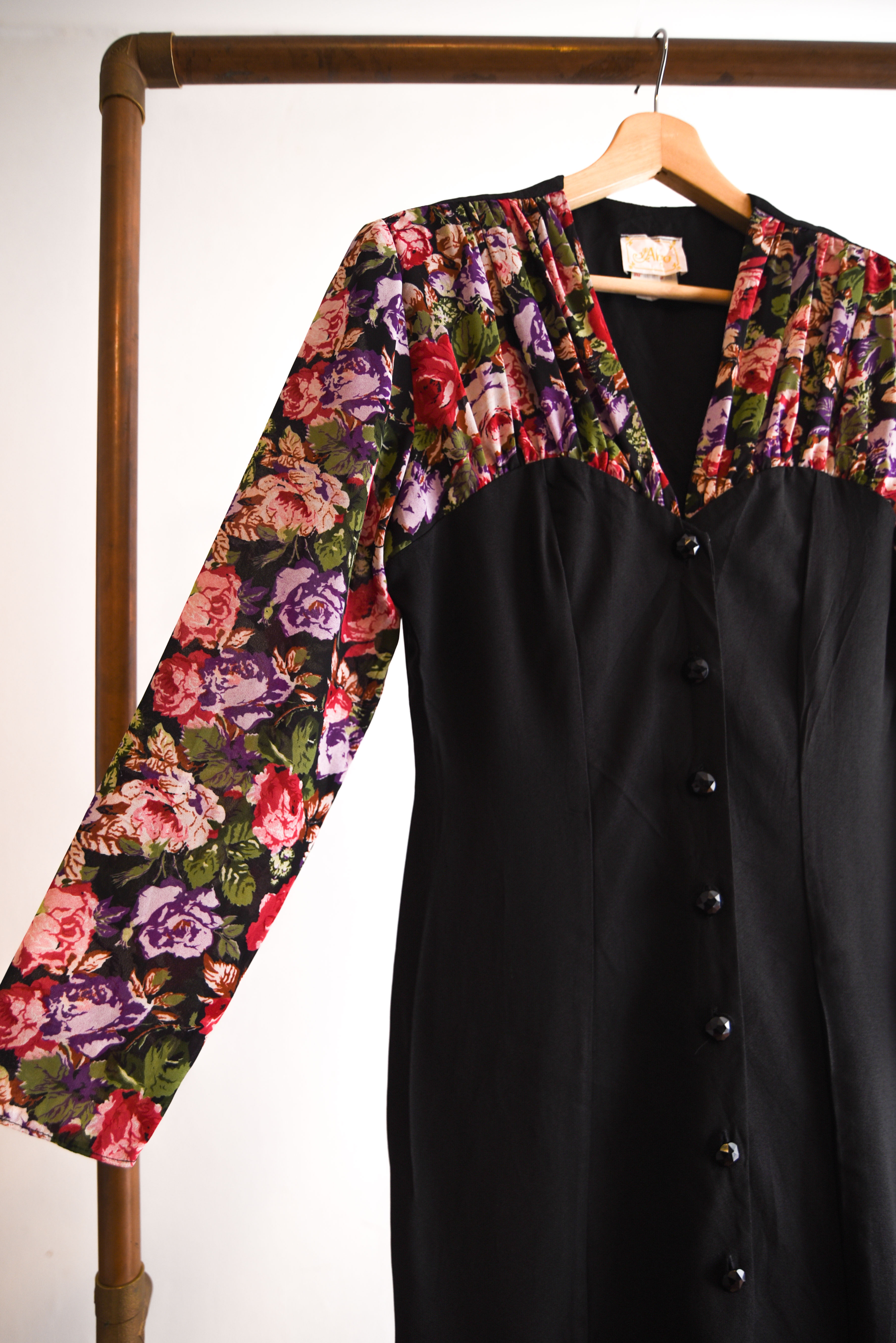 Vestido negro y floral vintage