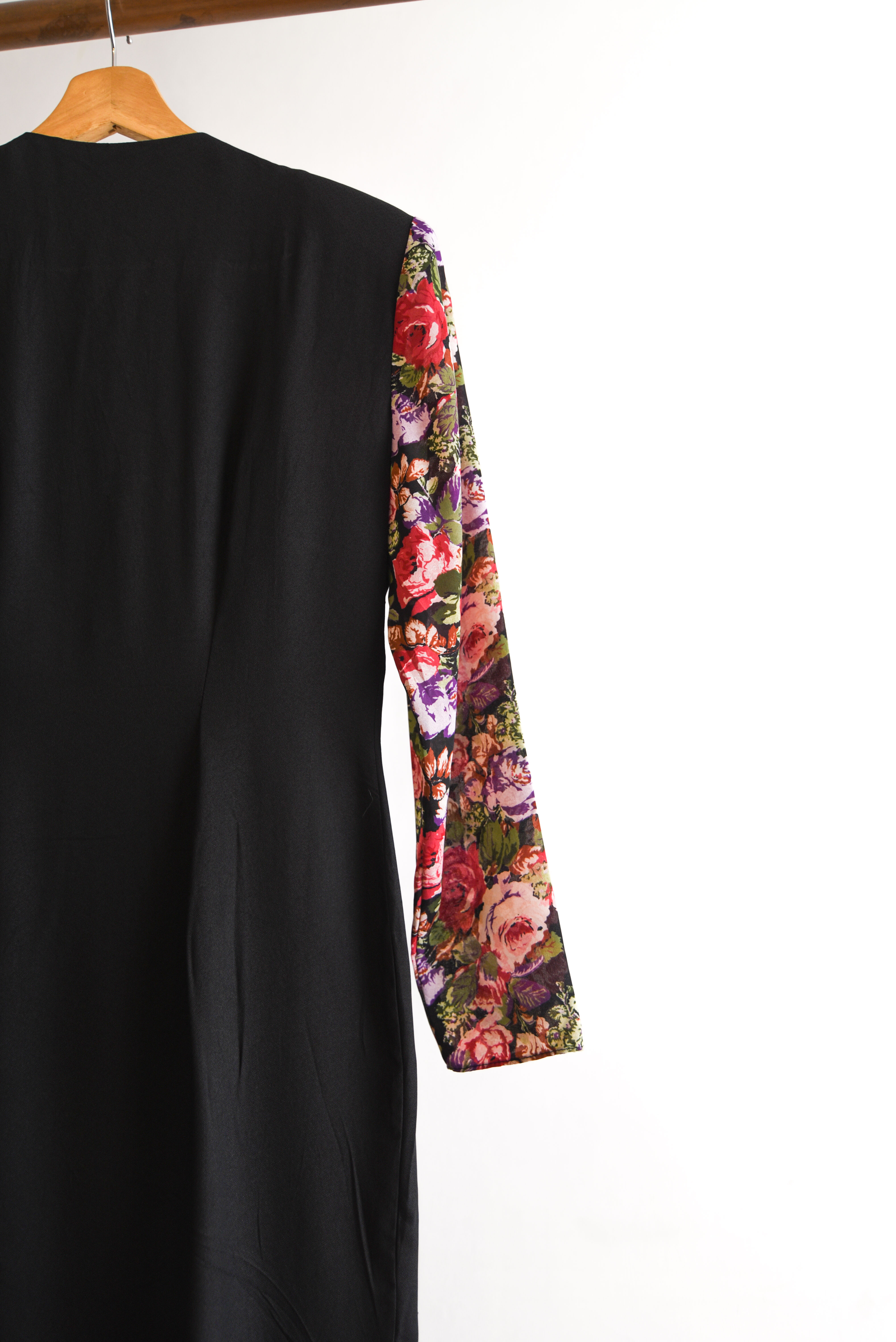 Vestido negro y floral vintage