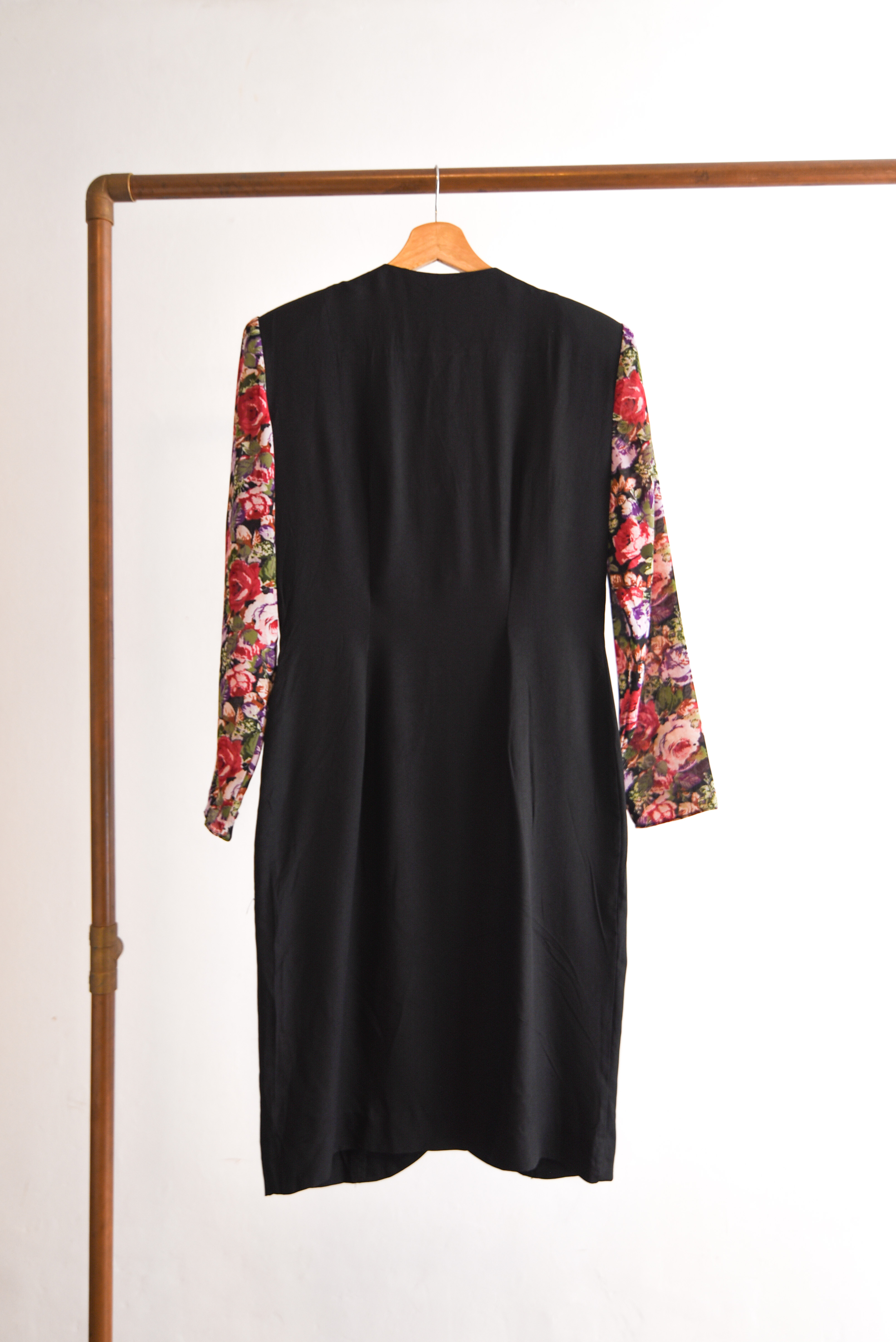 Vestido negro y floral vintage