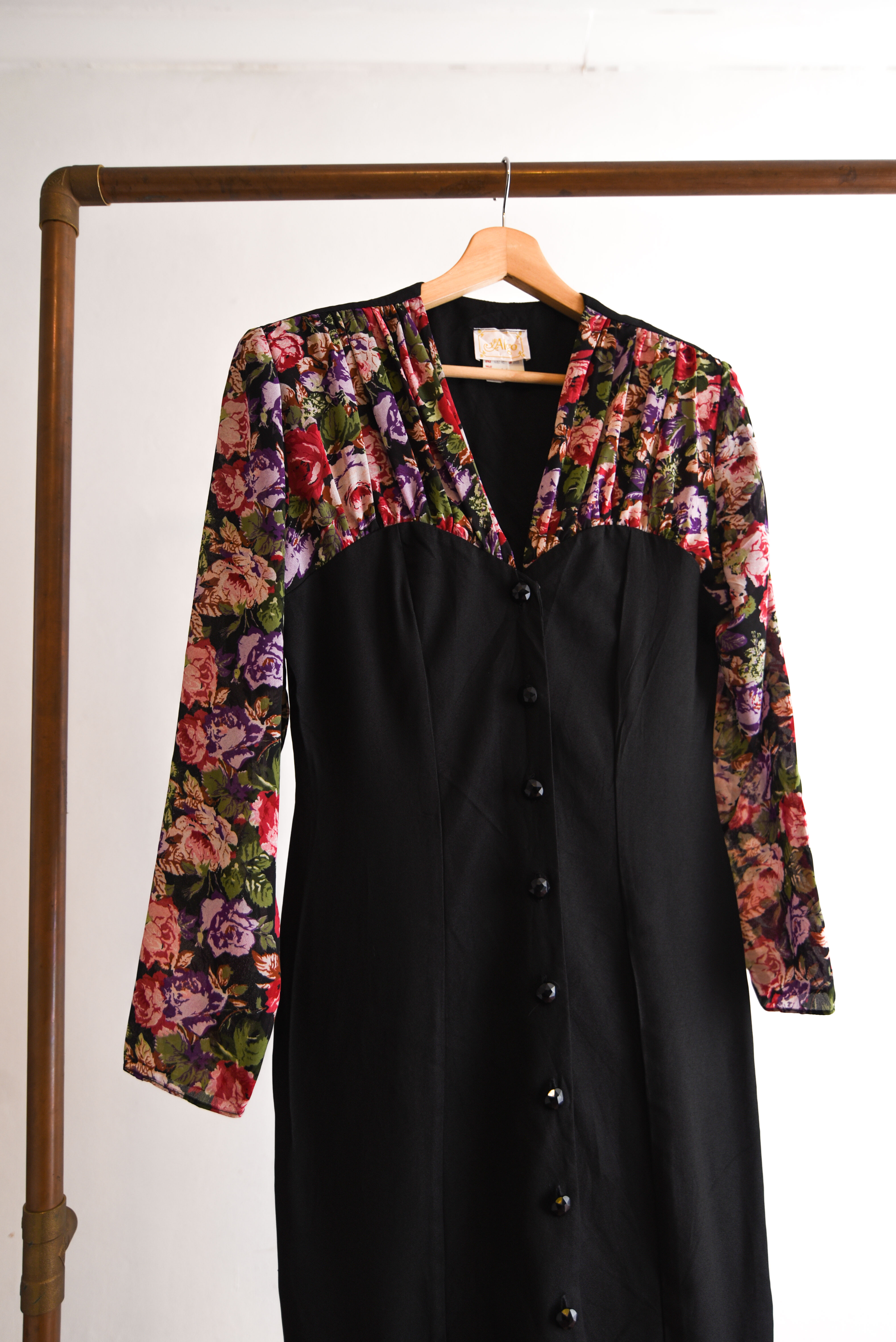 Vestido negro y floral vintage