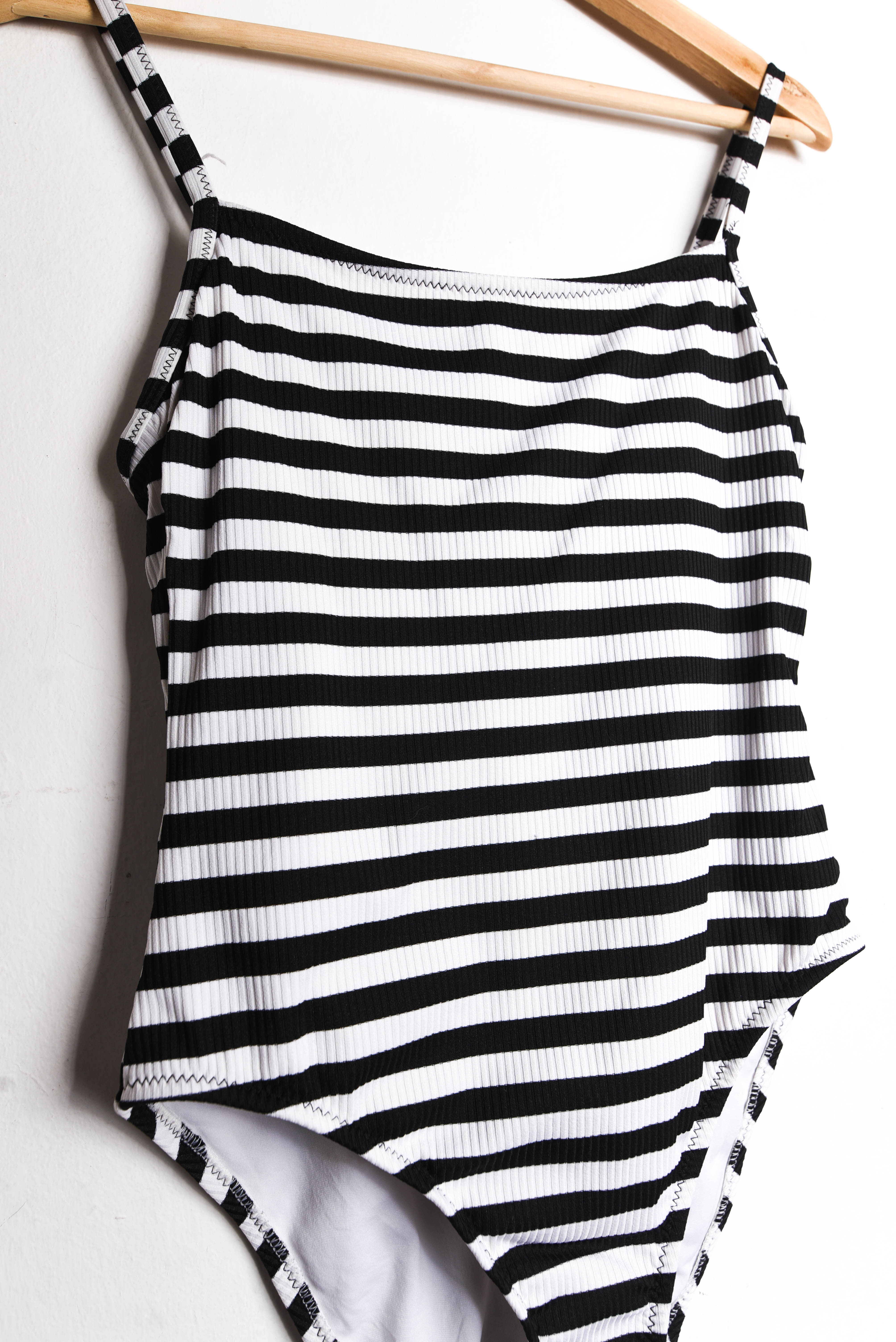 Traje de baño acanalado rayado