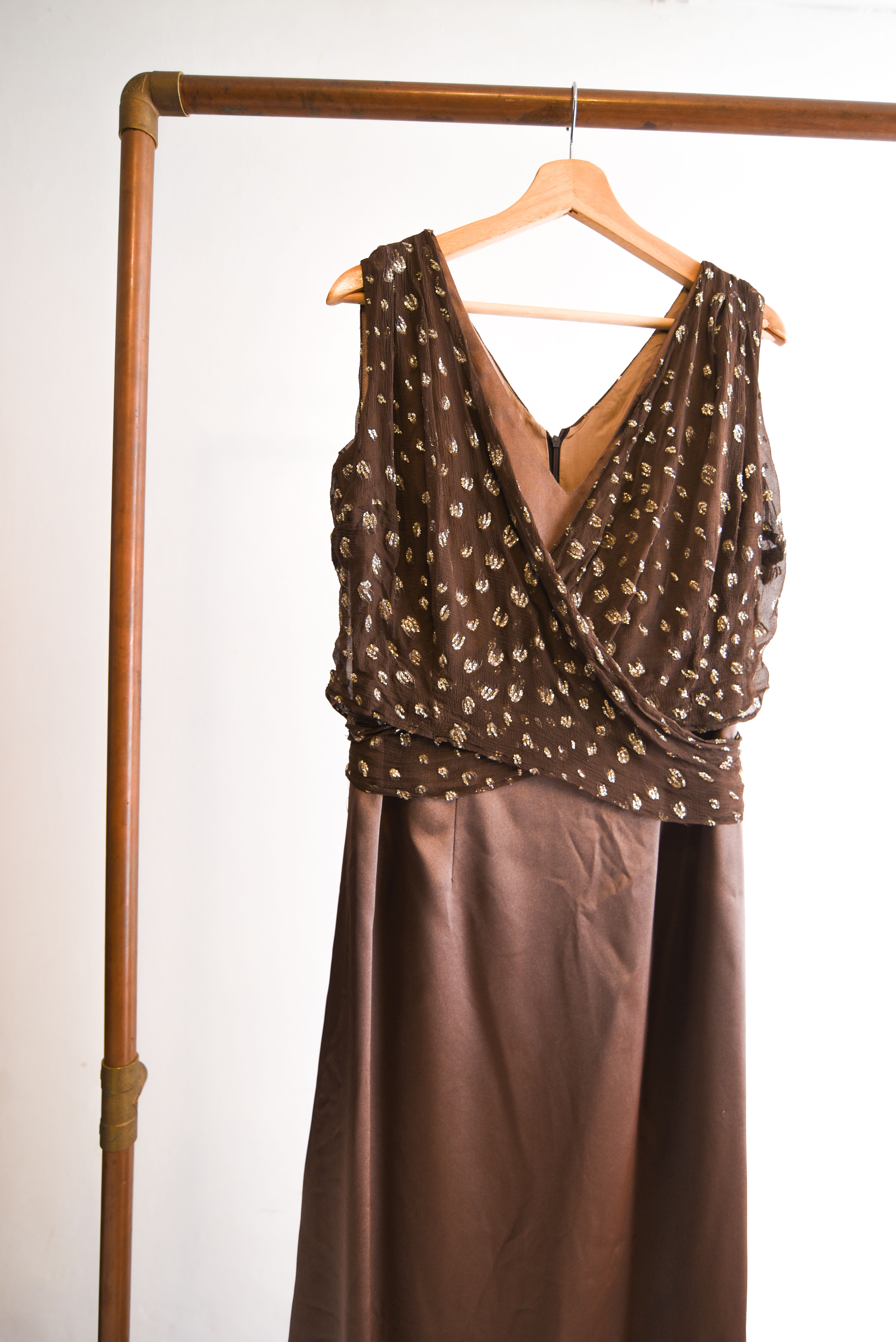 Vestido café satín y dorado