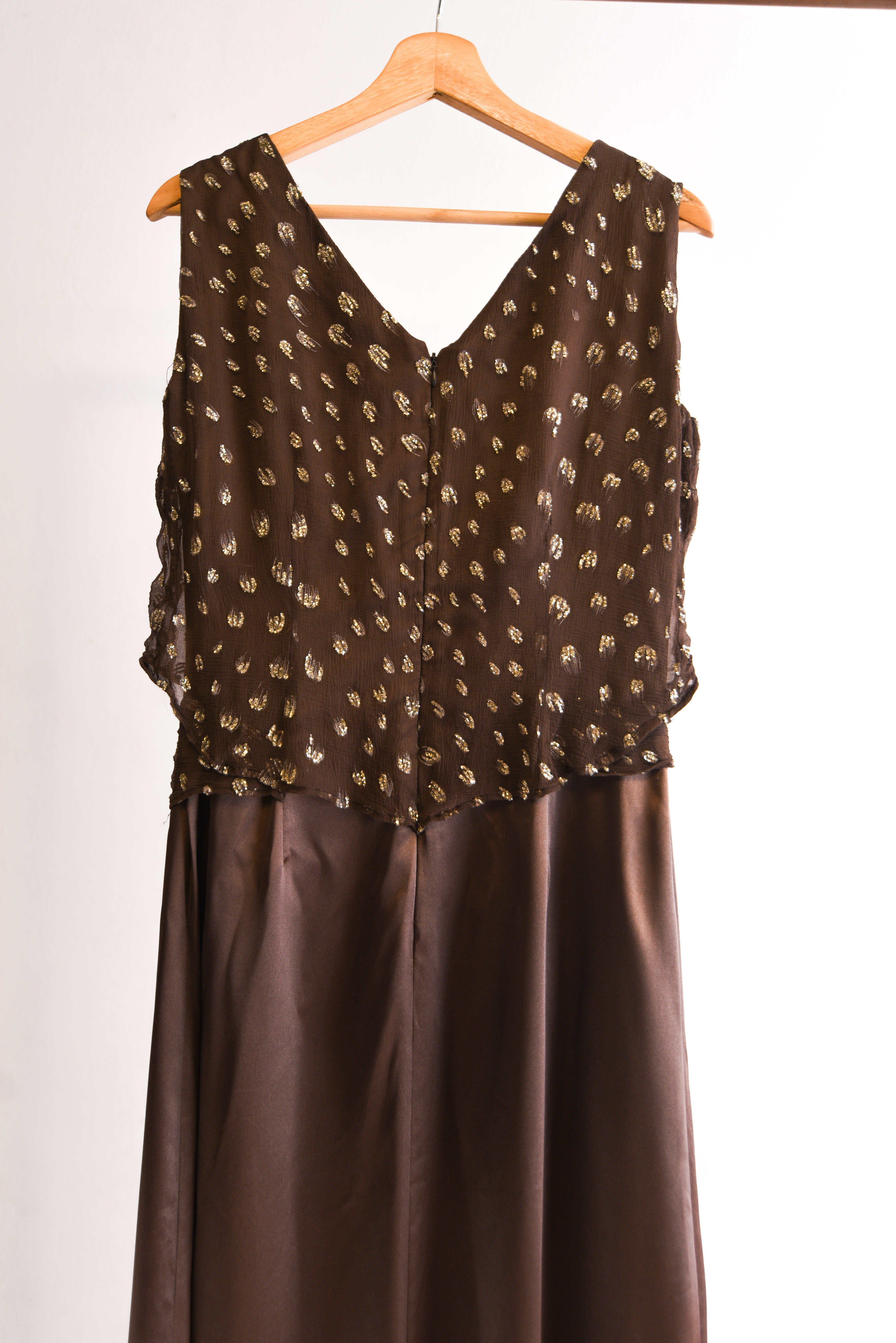 Vestido café satín y dorado