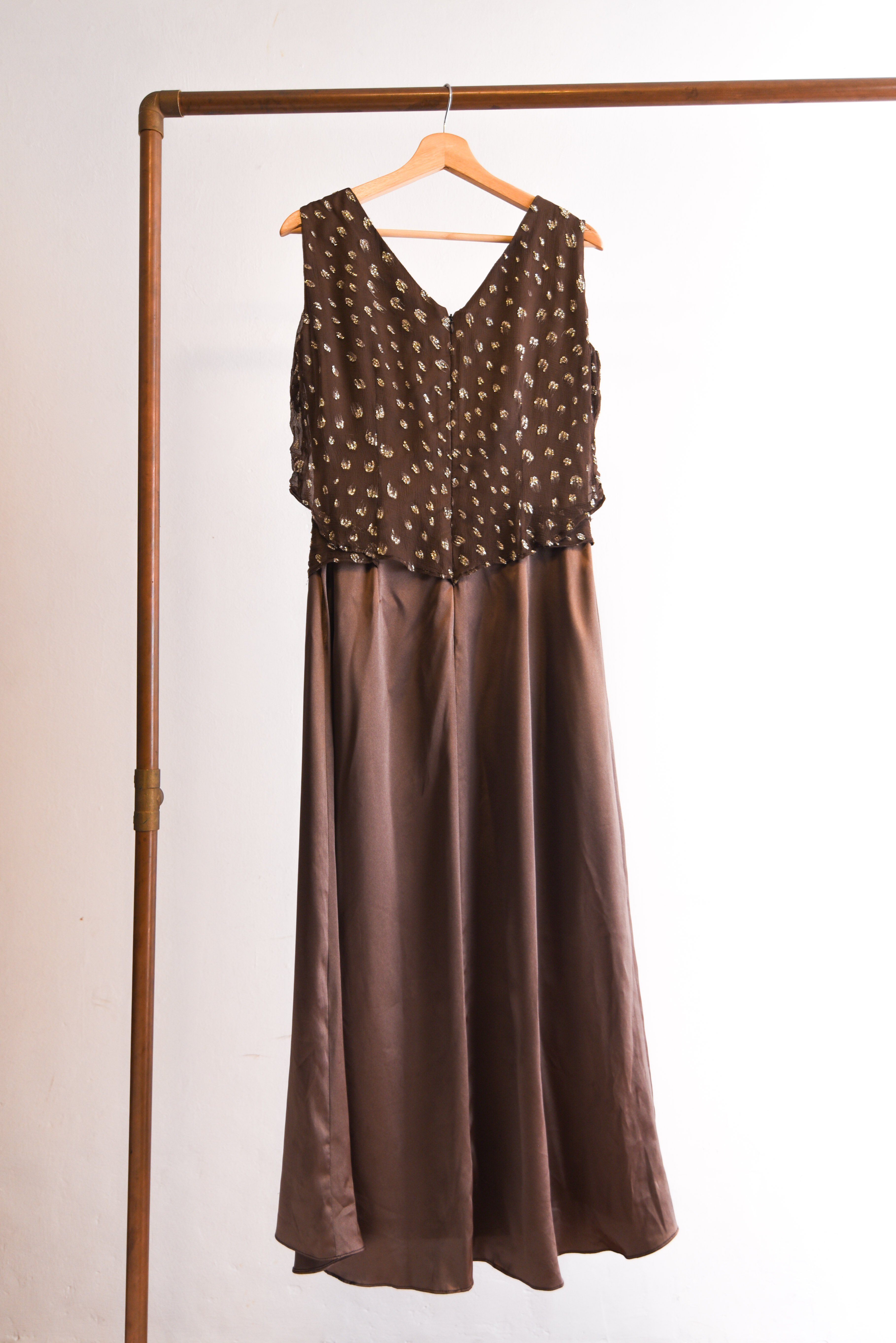 Vestido café satín y dorado