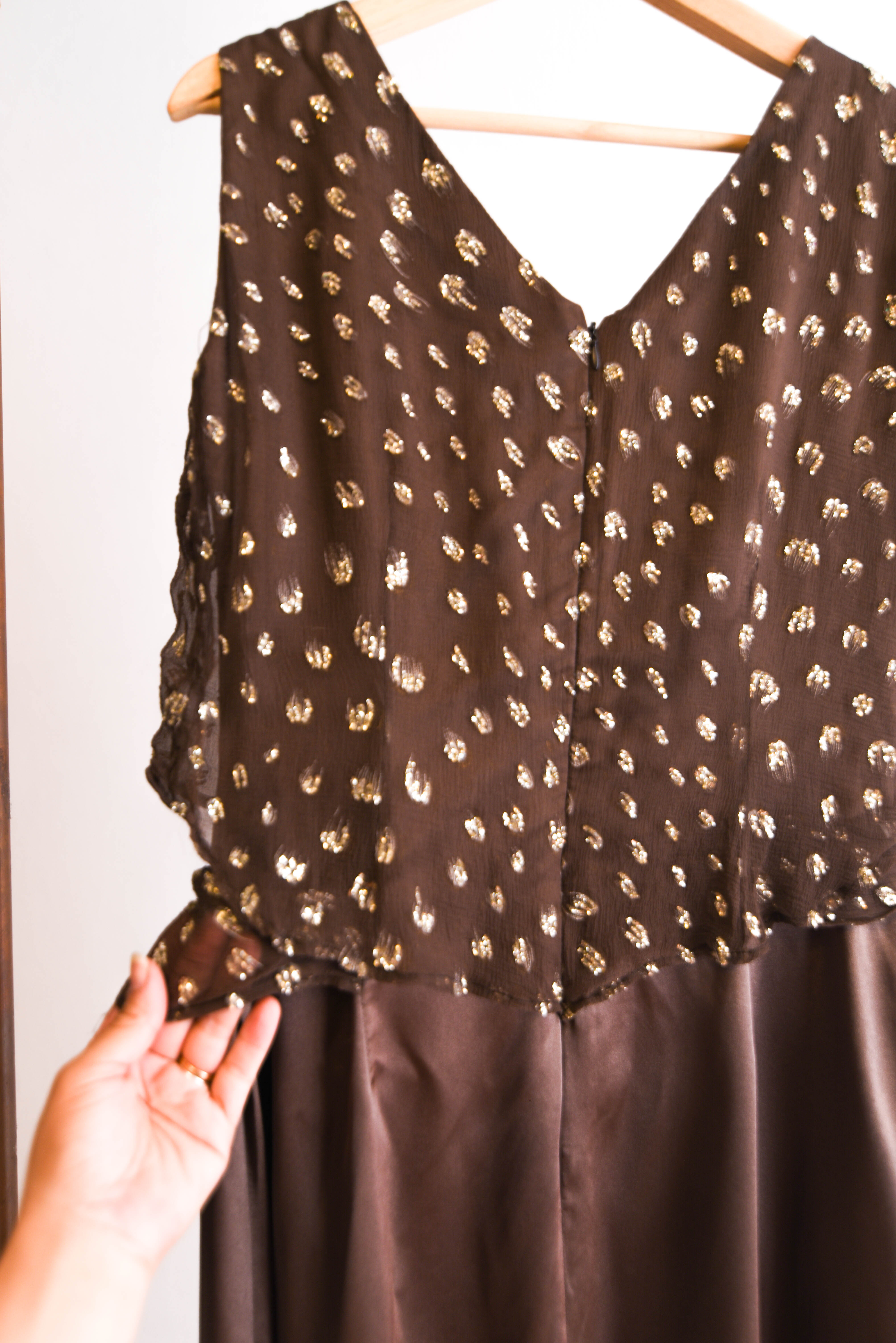 Vestido café satín y dorado