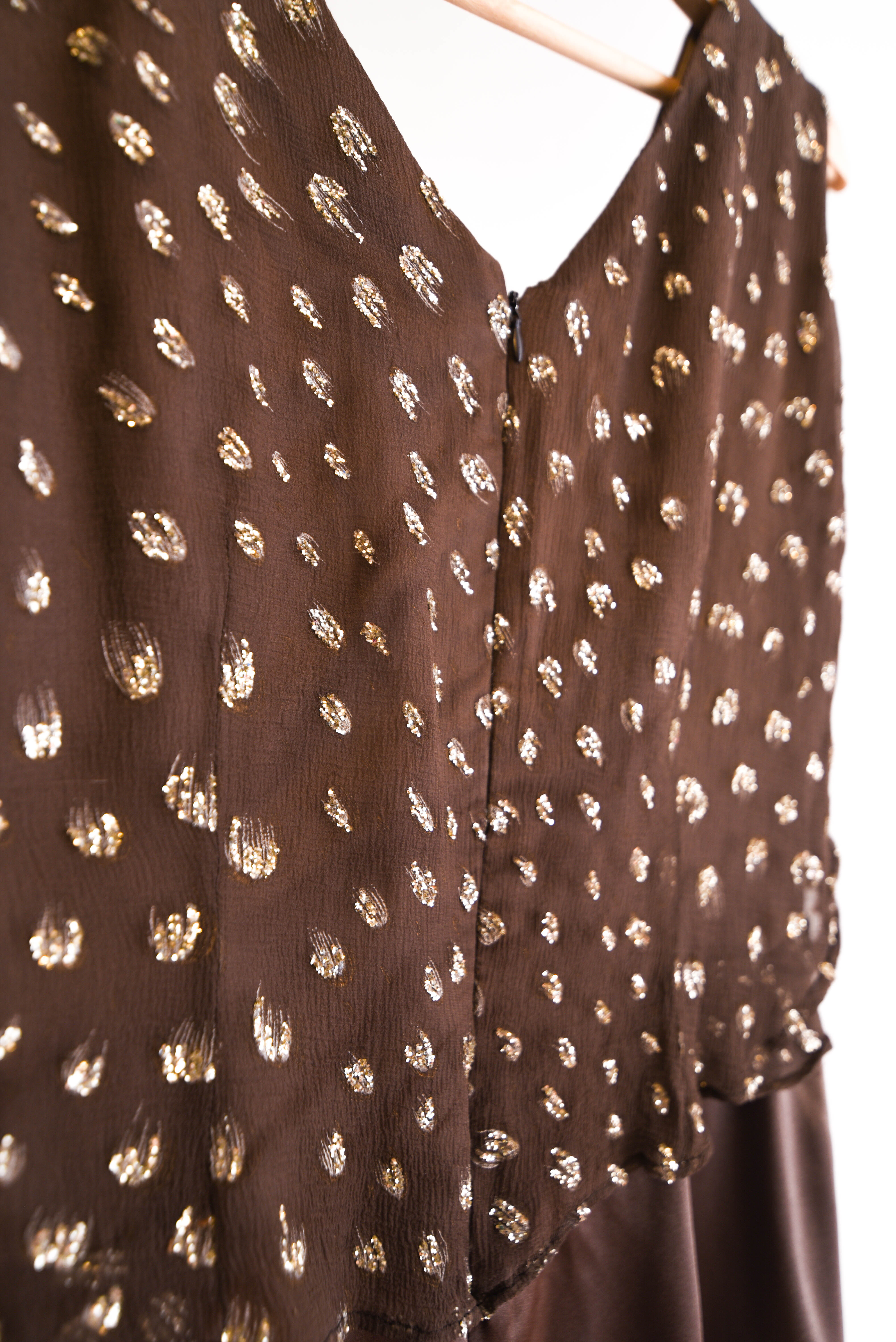 Vestido café satín y dorado