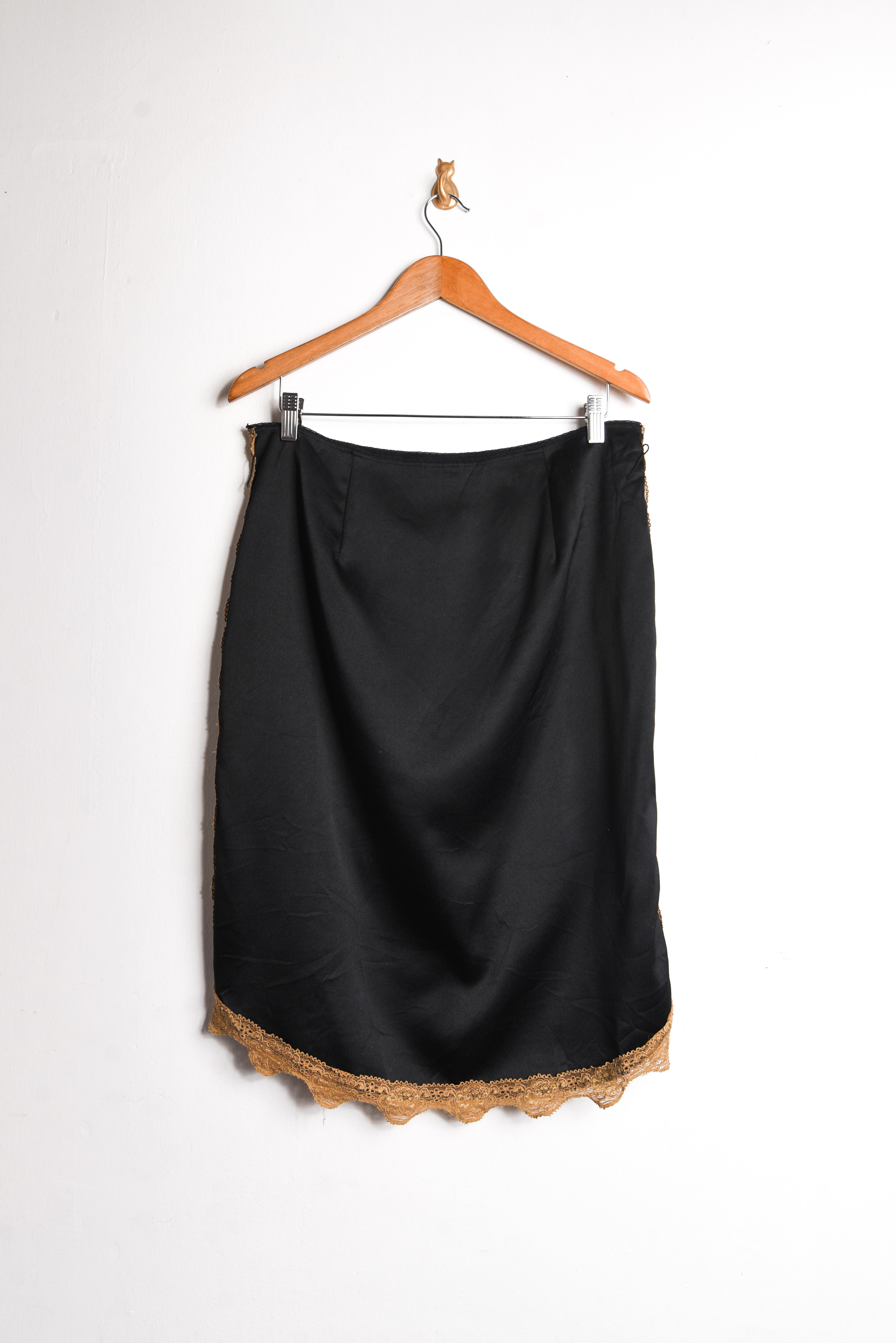 Falda negra satín asimétrica