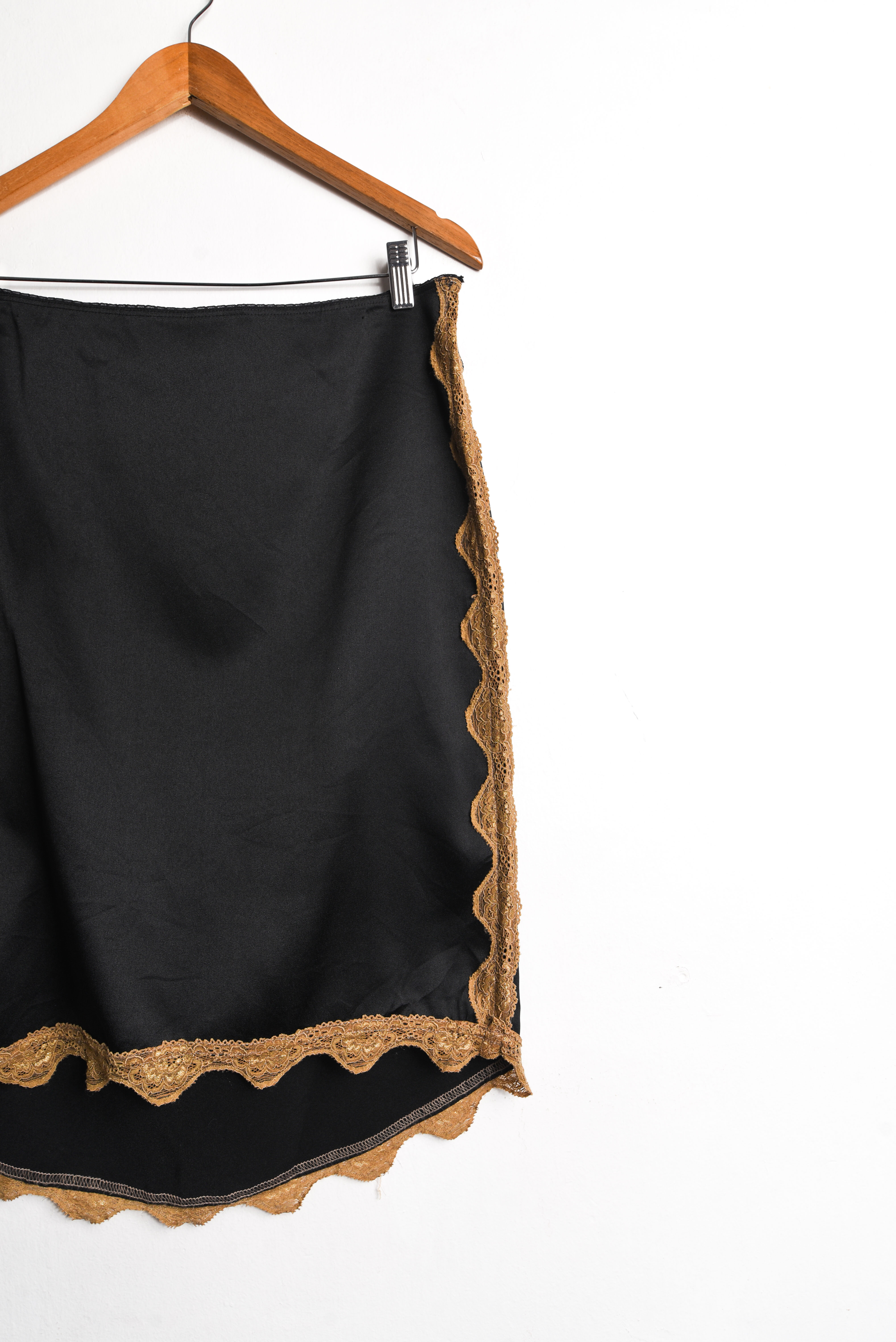 Falda negra satín asimétrica