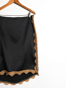 Falda negra satín asimétrica