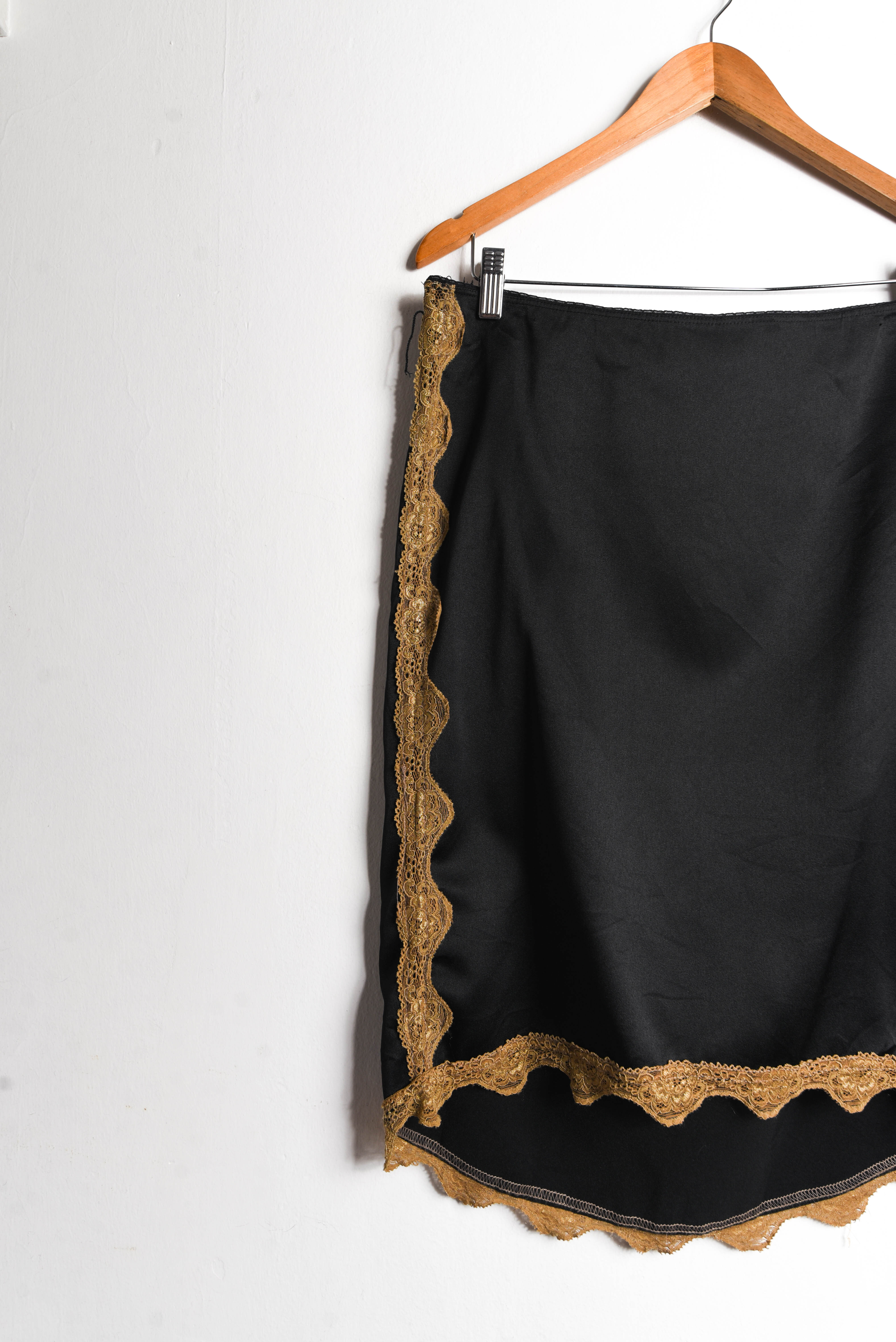 Falda negra satín asimétrica