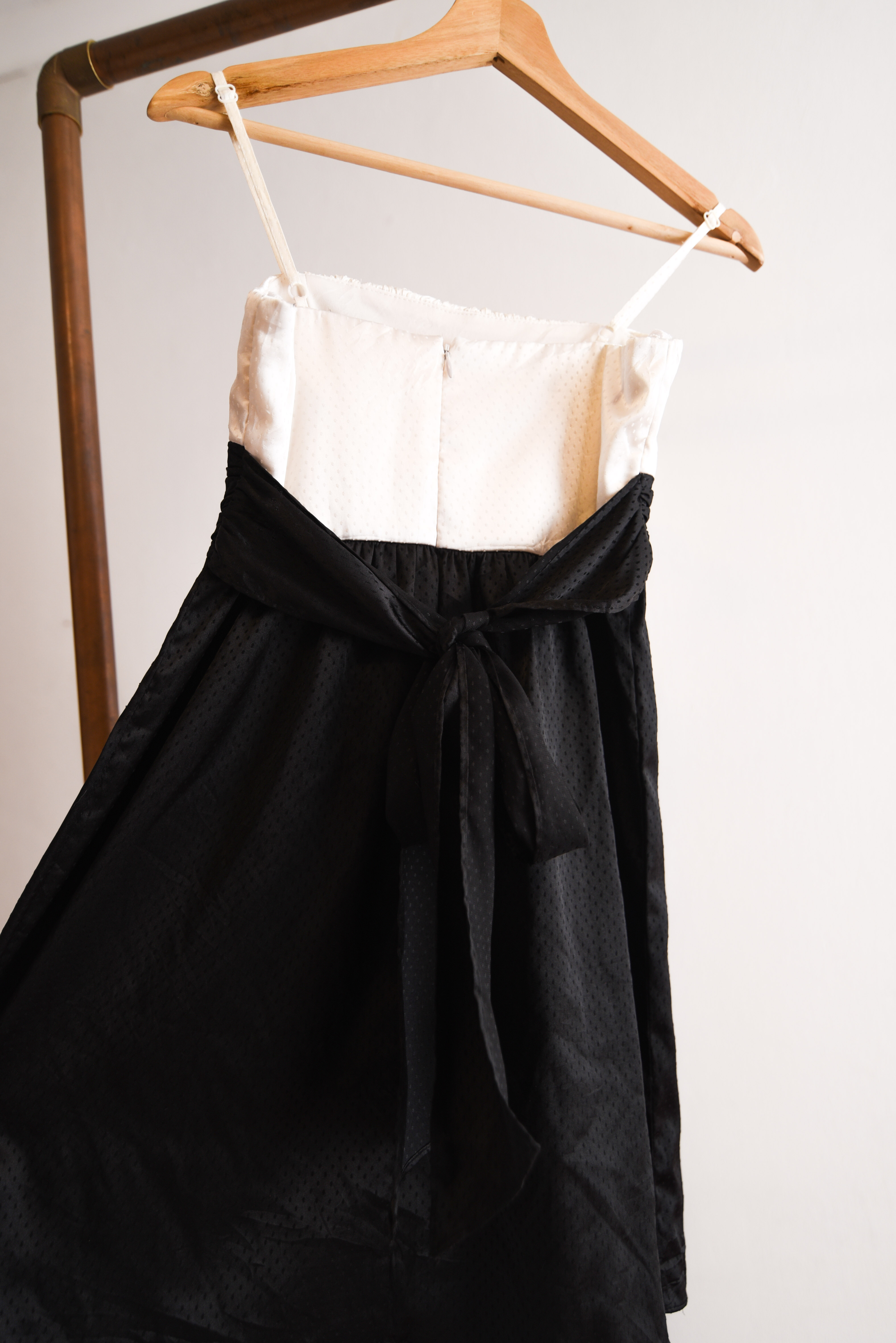 Vestido bicolor satinado lazo