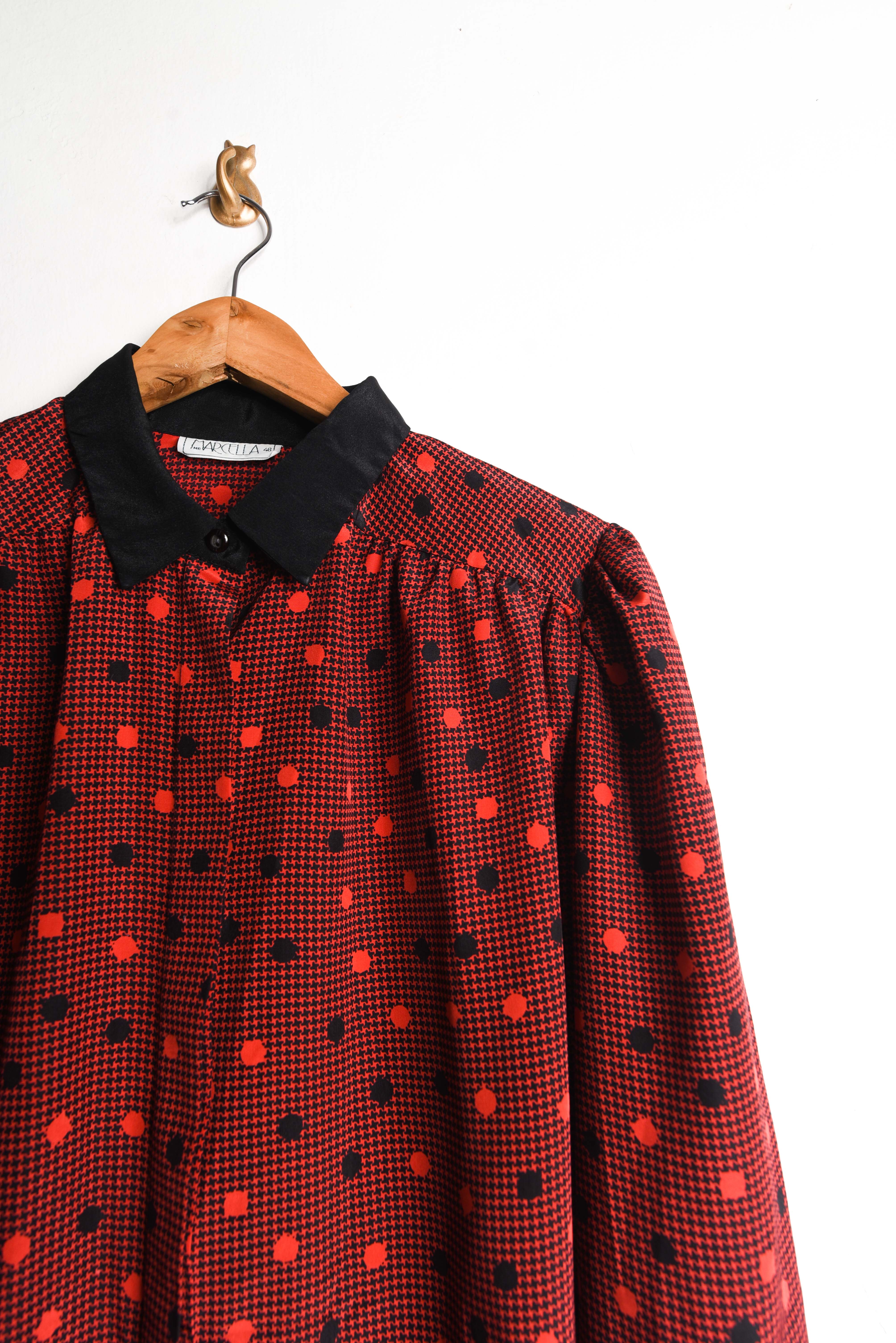 Blusa roja pata de gallo y lunares