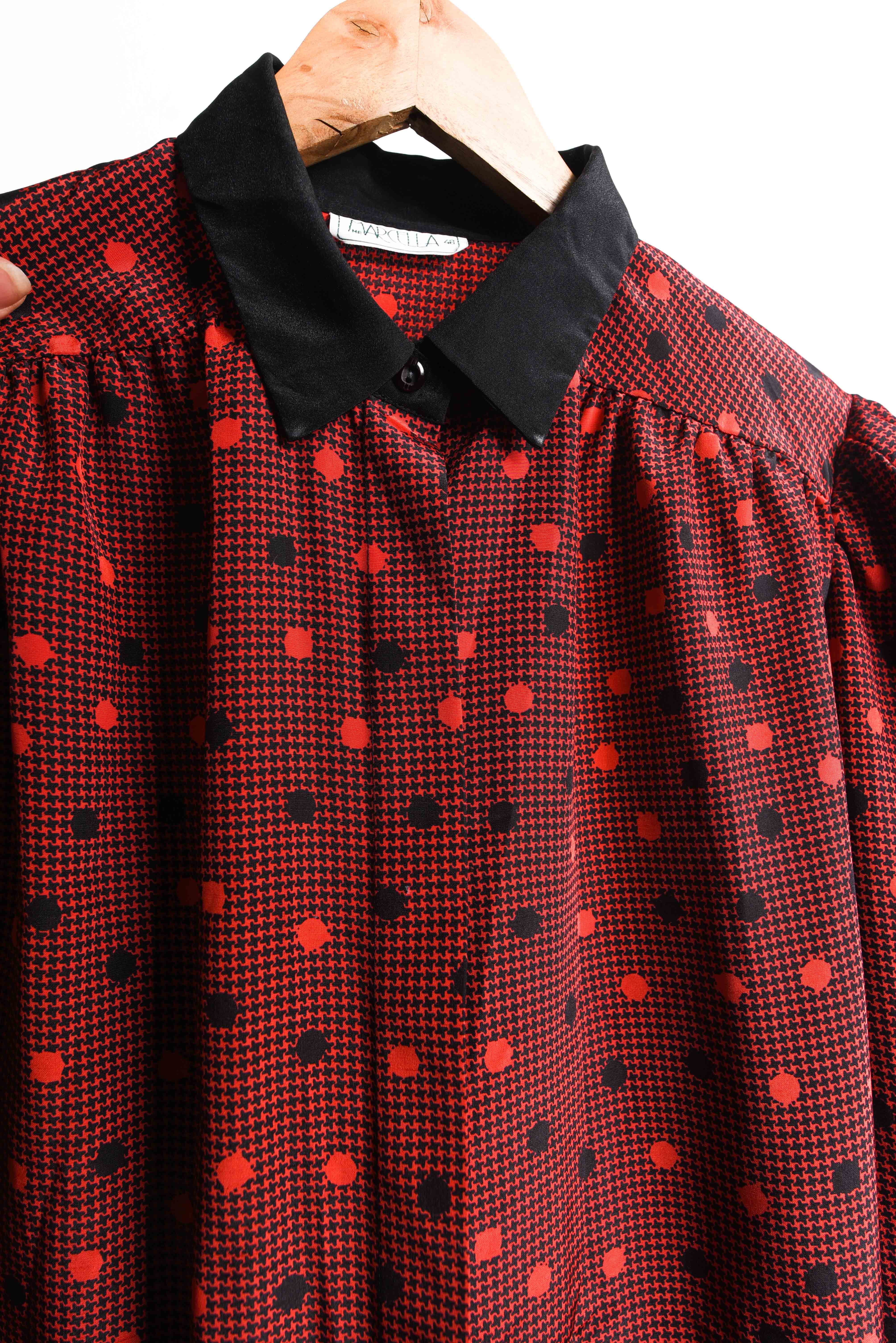 Blusa roja pata de gallo y lunares