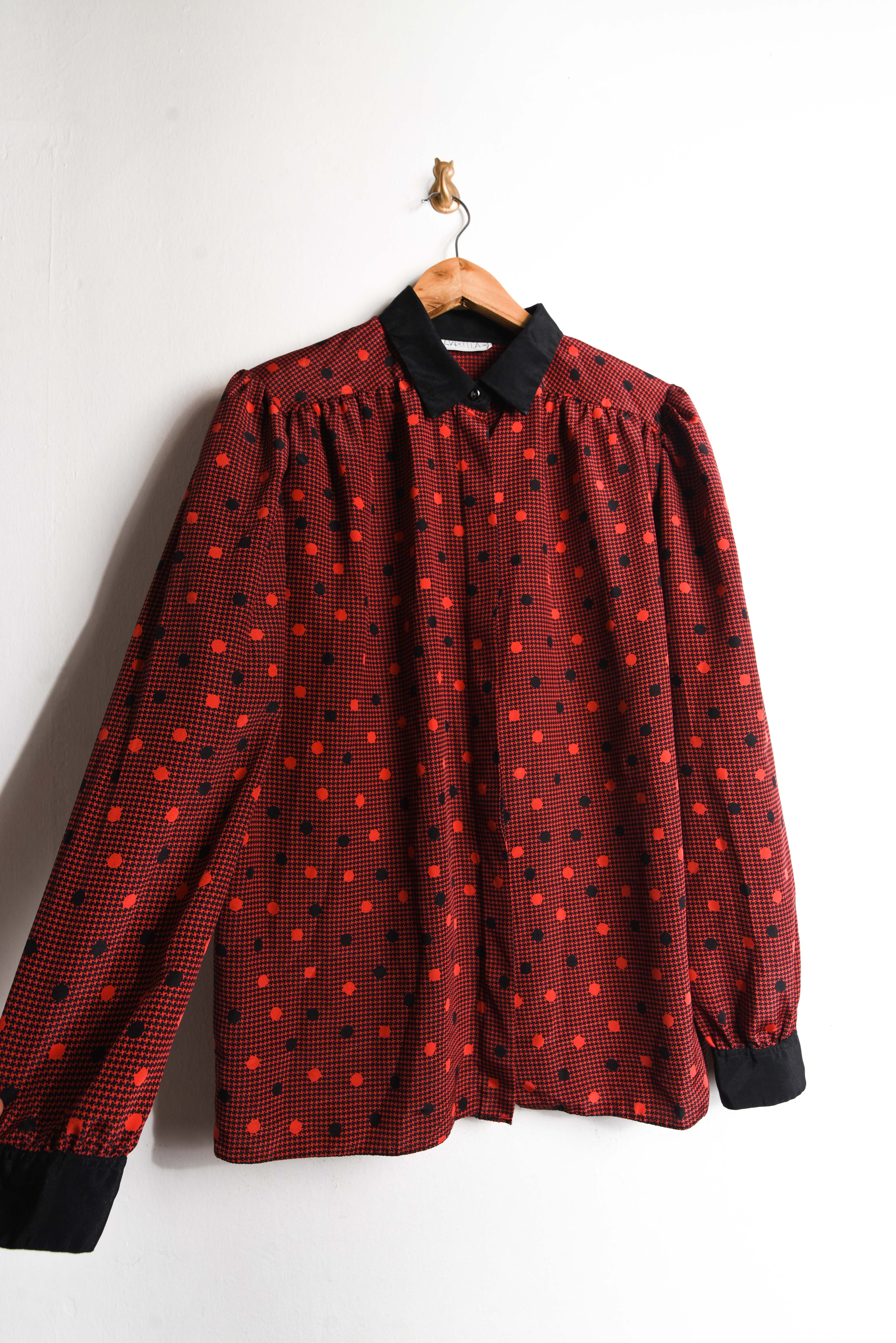 Blusa roja pata de gallo y lunares