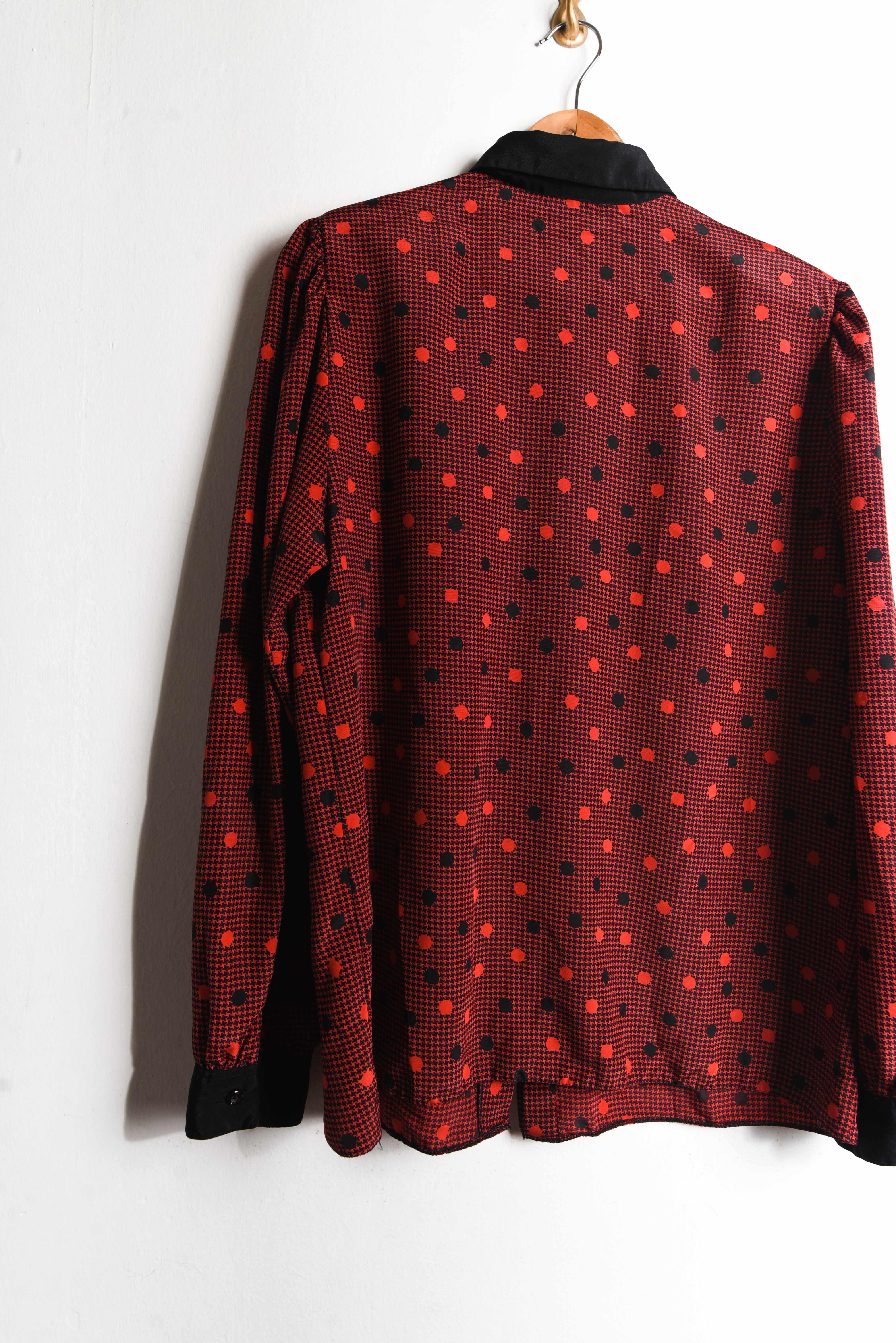 Blusa roja pata de gallo y lunares