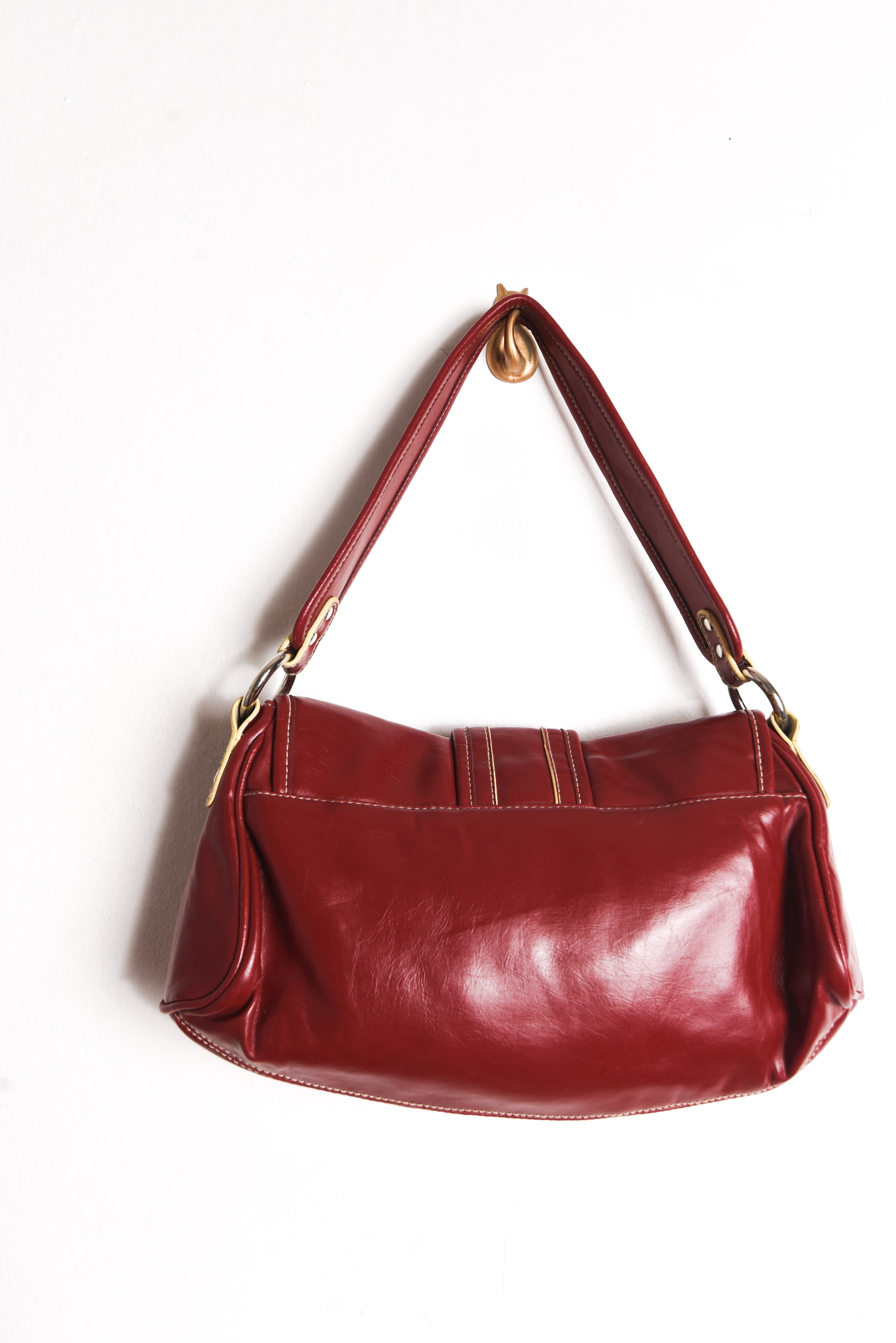 Cartera burdeo hebilla