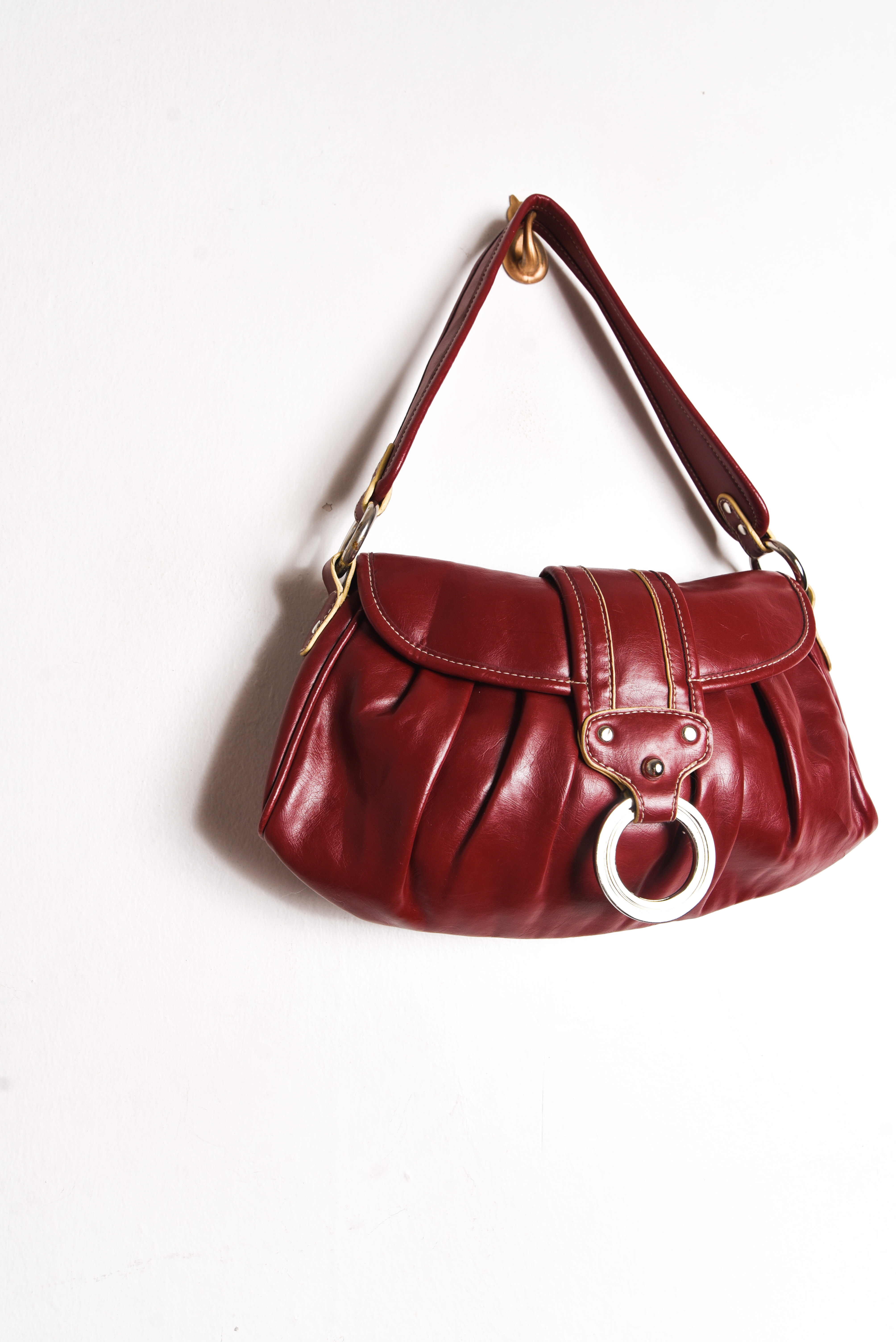 Cartera burdeo hebilla