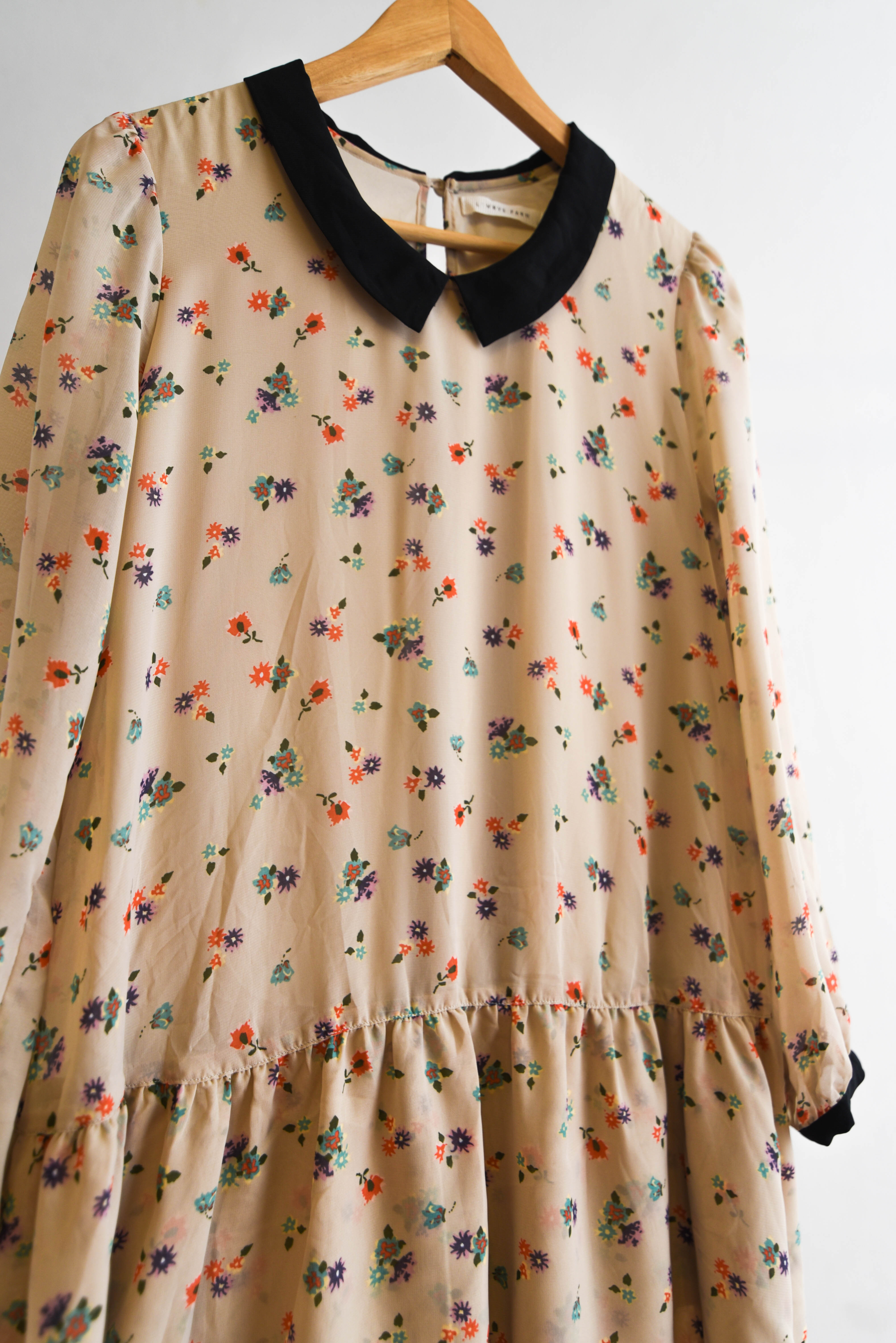 Vestido beige floral cuellito