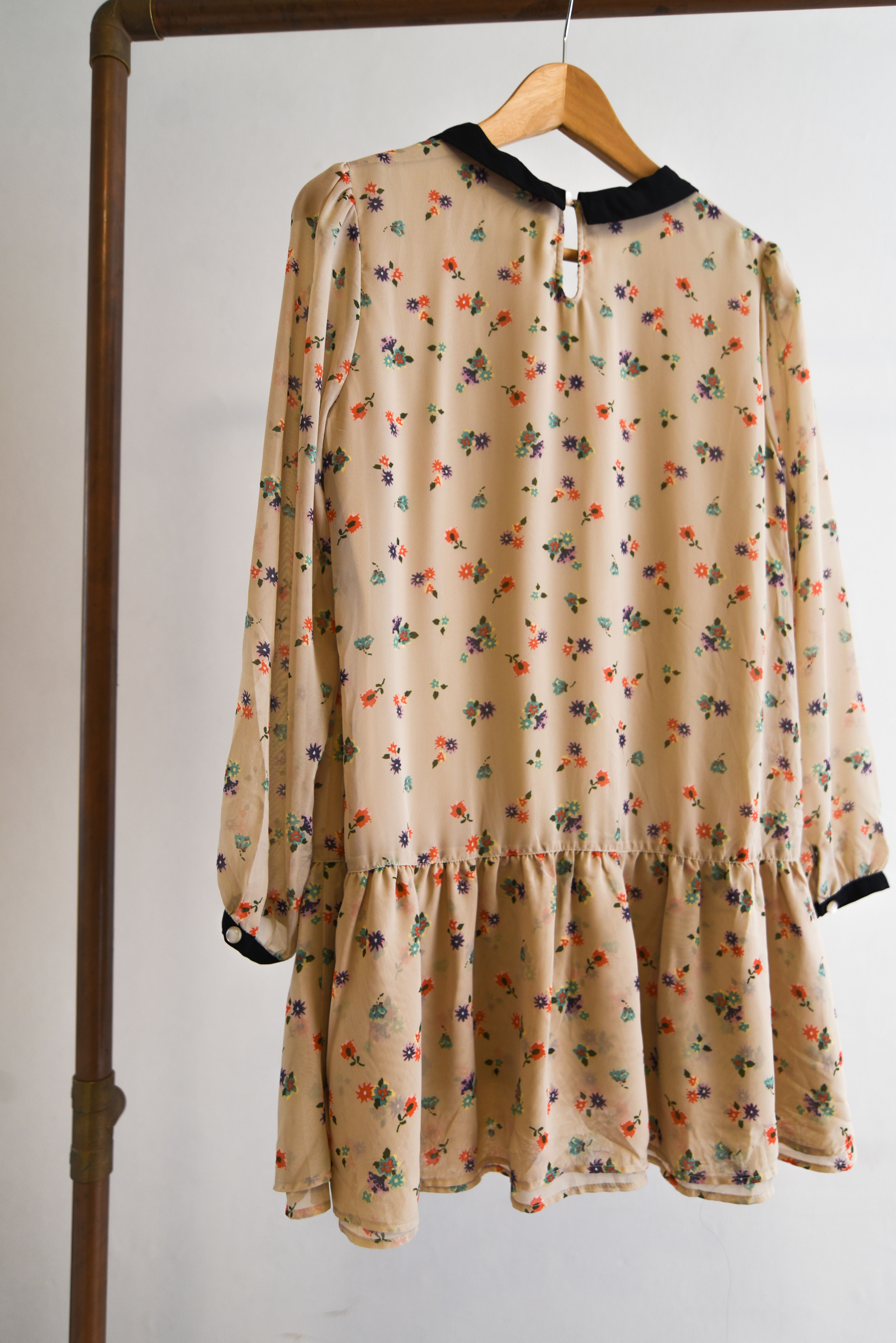 Vestido beige floral cuellito