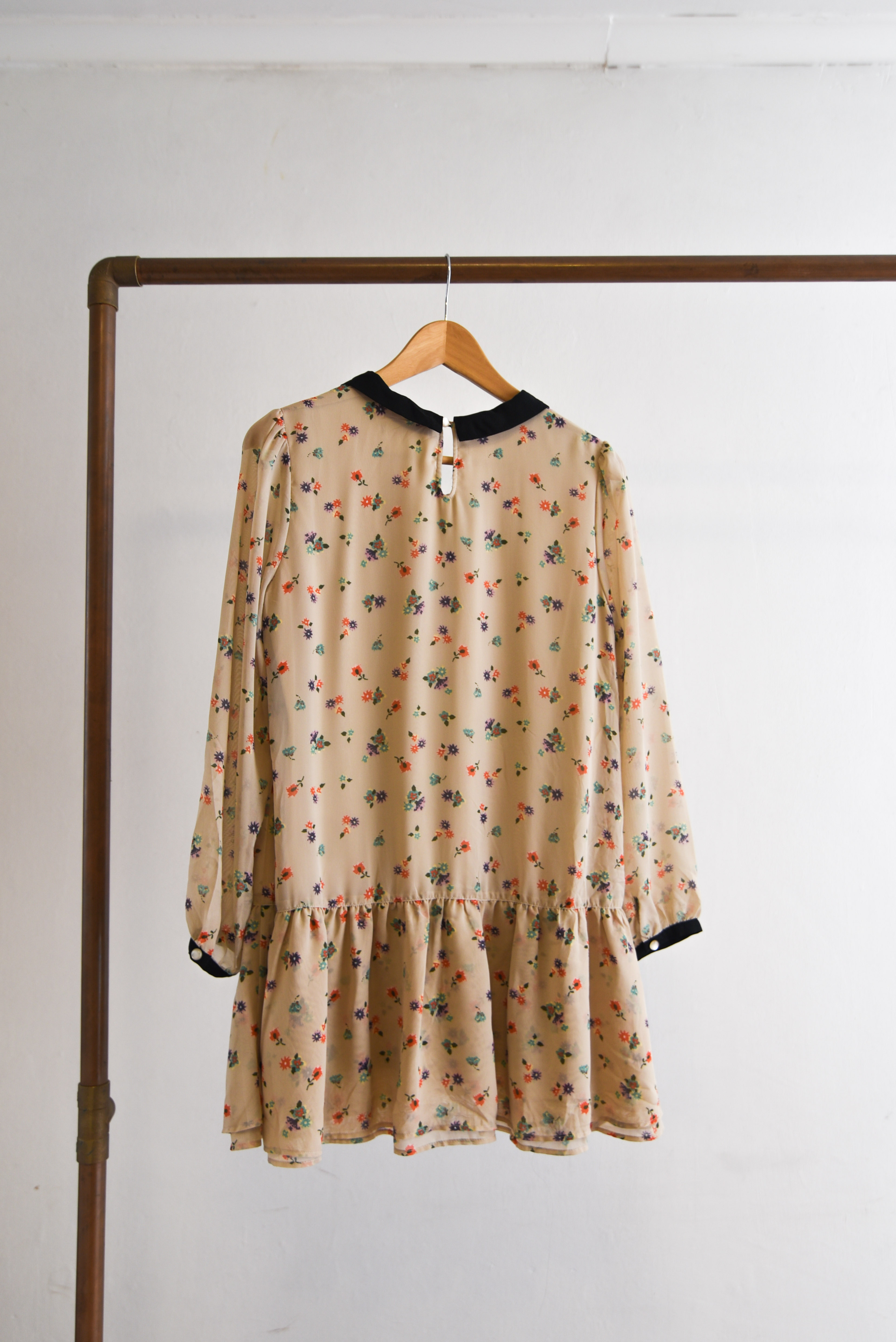 Vestido beige floral cuellito