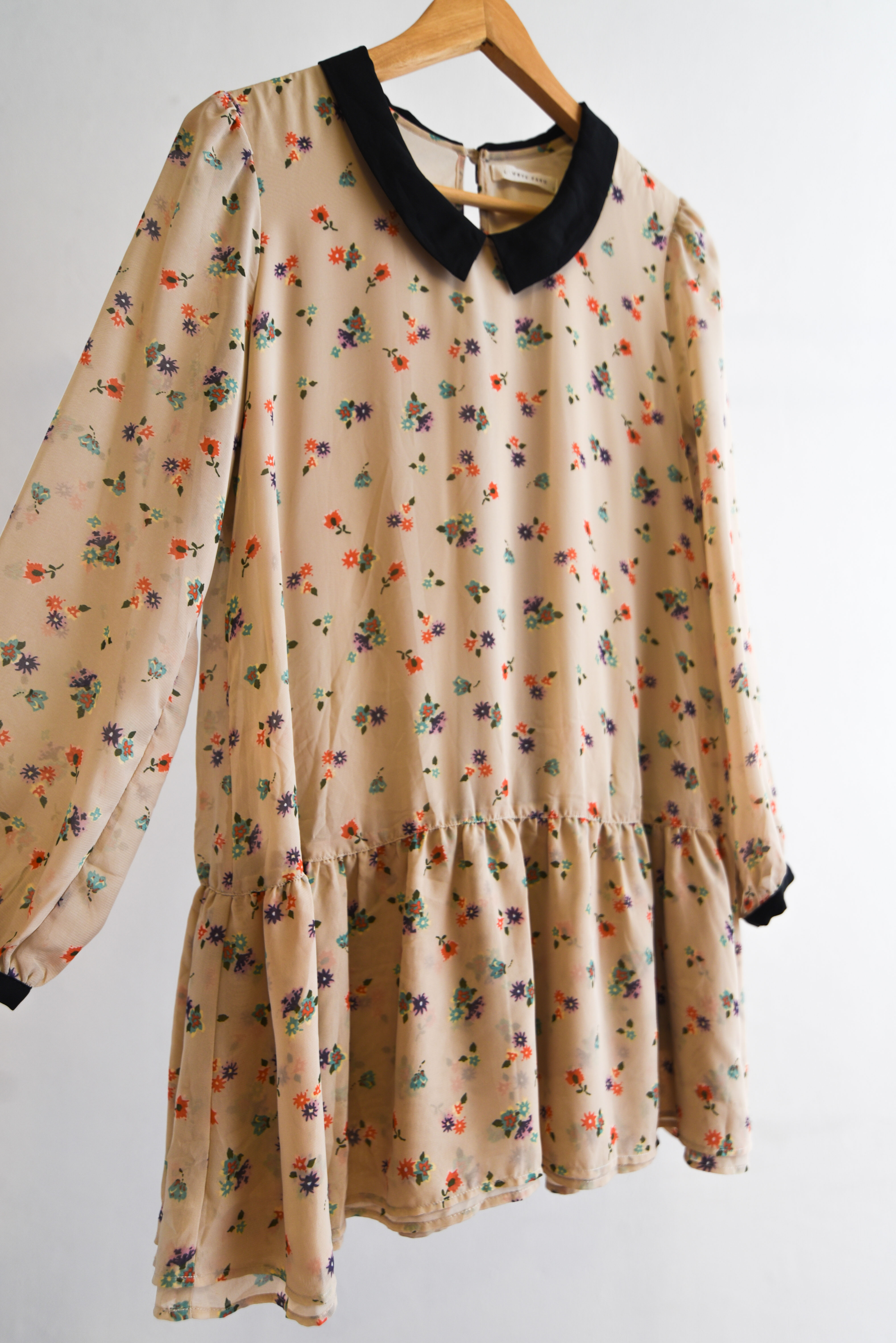 Vestido beige floral cuellito