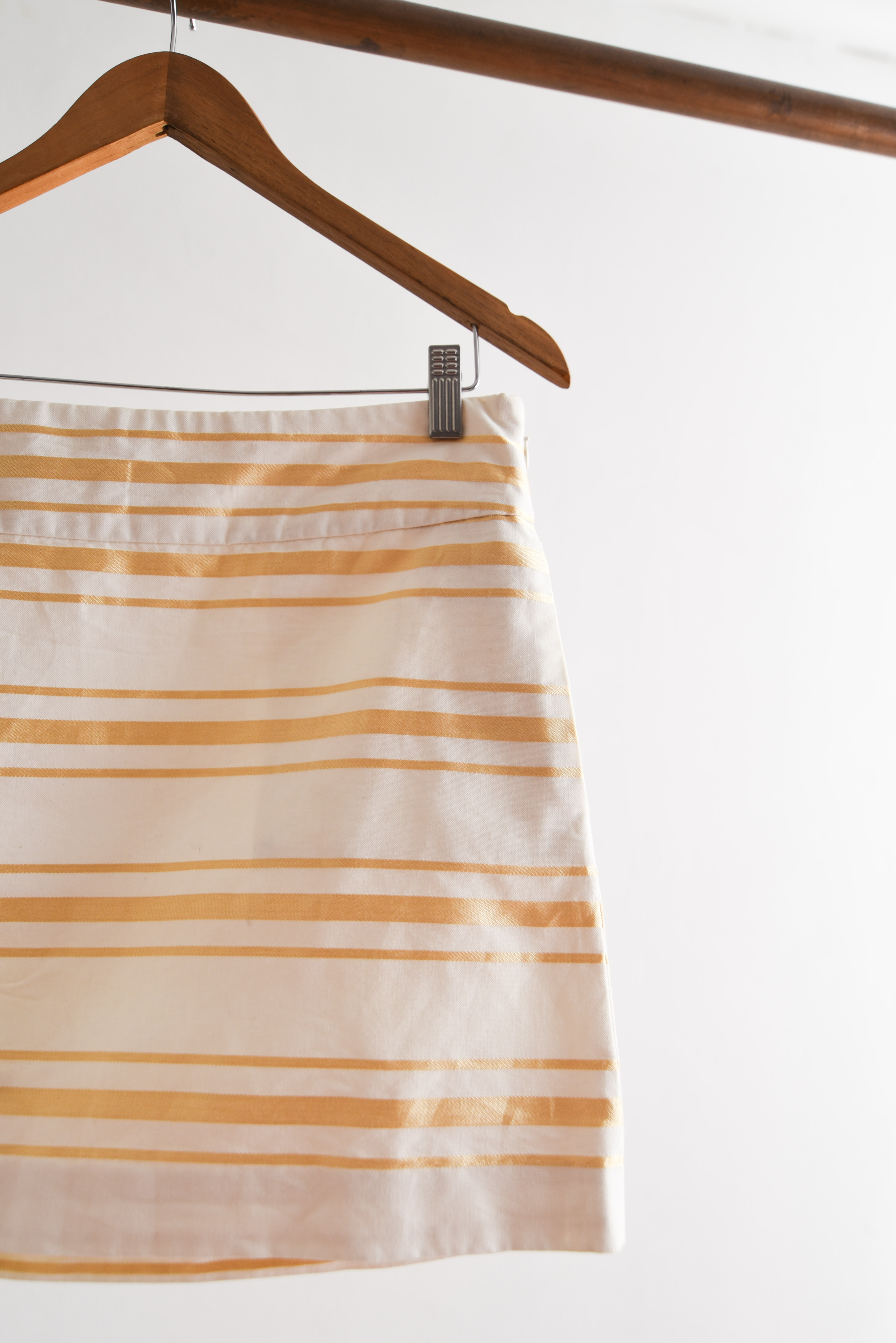 Mini falda blanco y dorado