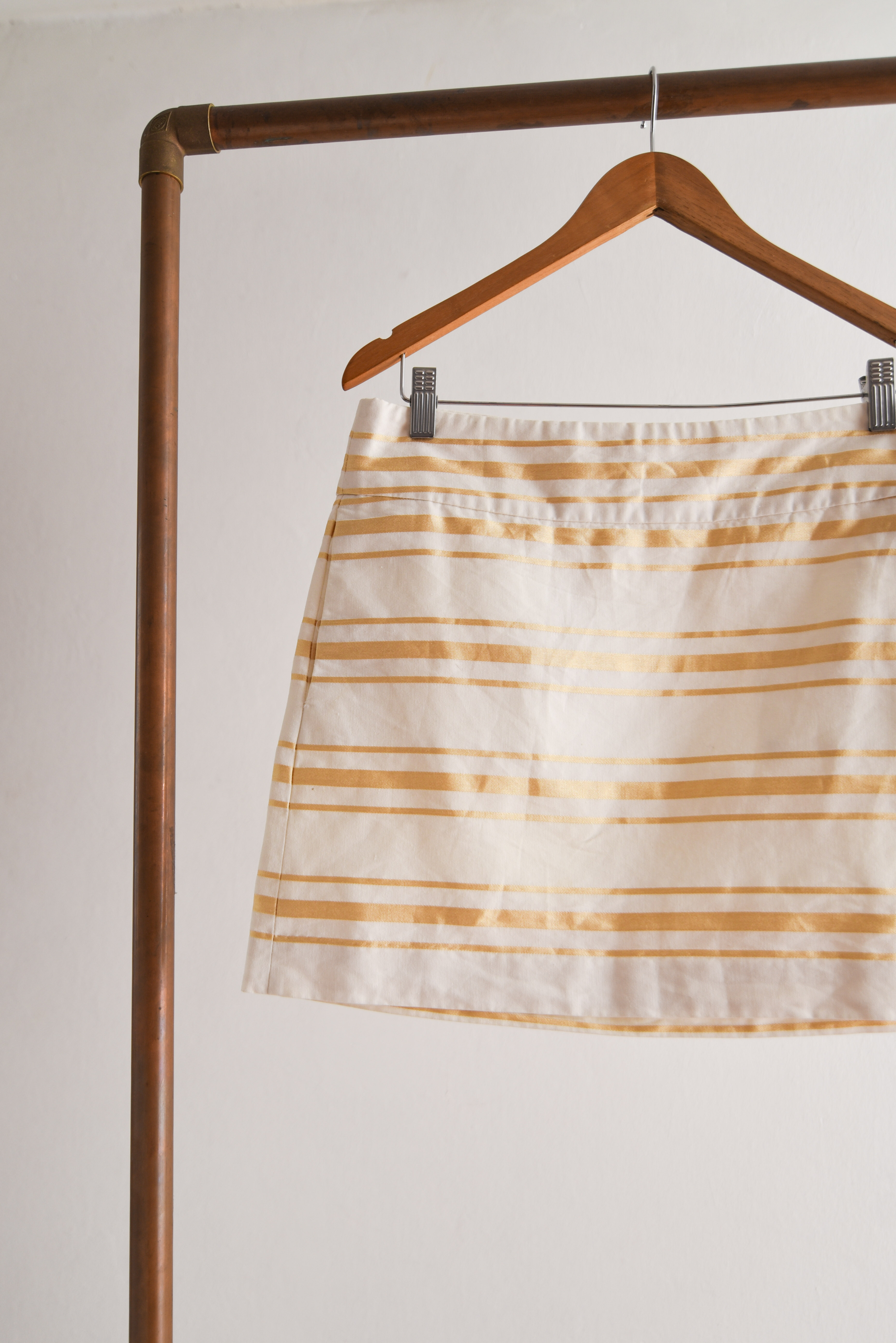 Mini falda blanco y dorado