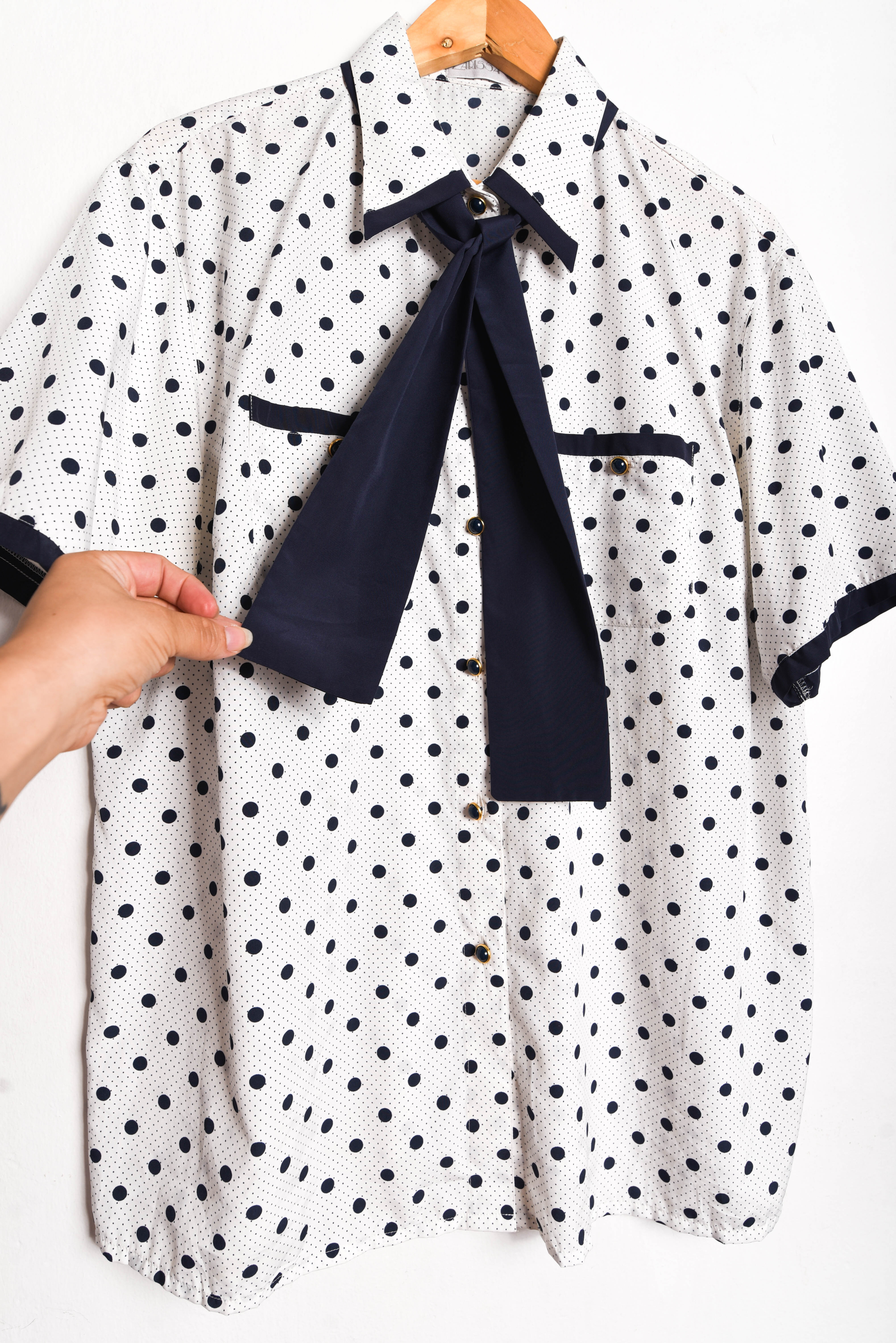 Blusa blanca lunares corbatín