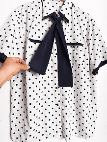 Blusa blanca lunares corbatín