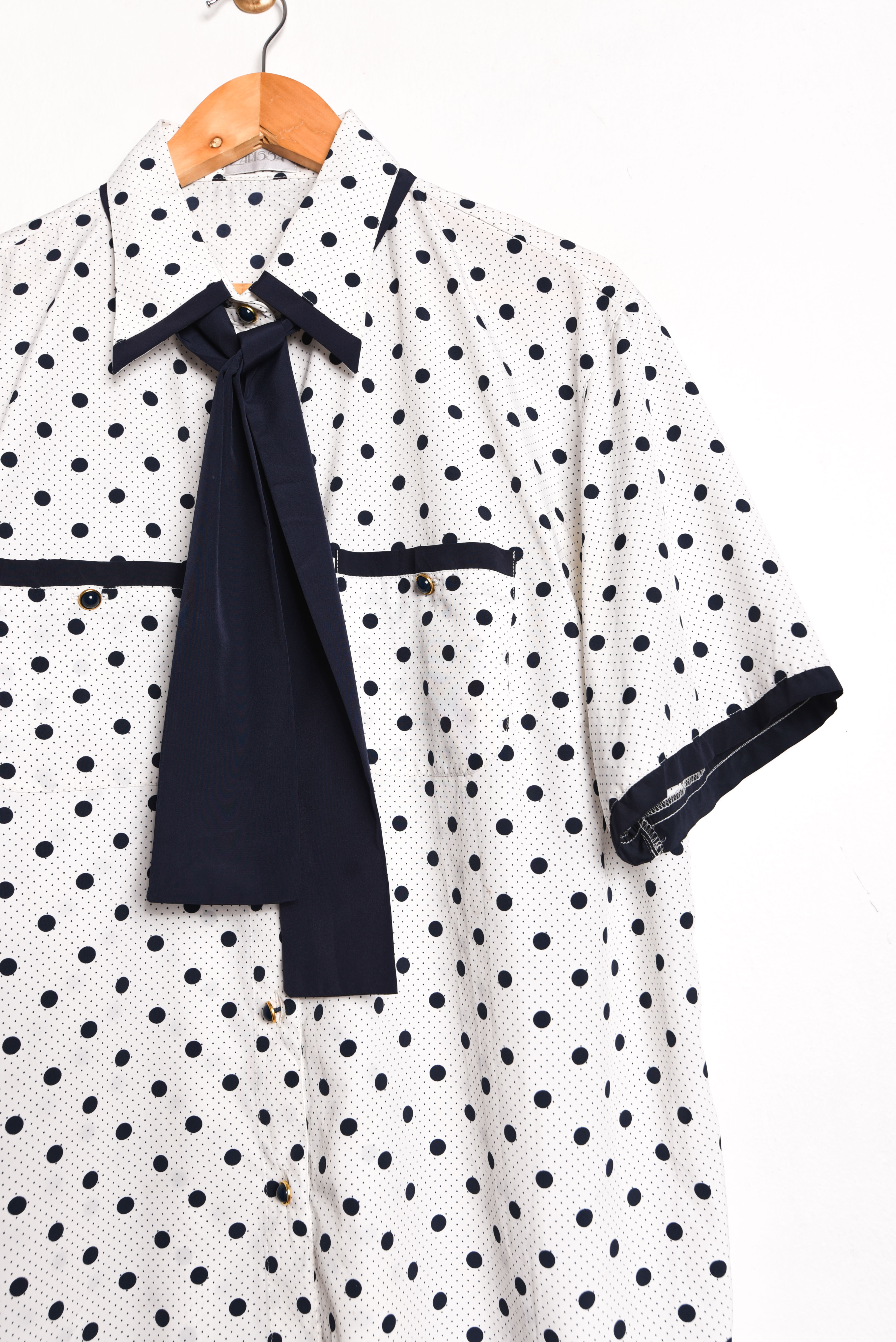 Blusa blanca lunares corbatín