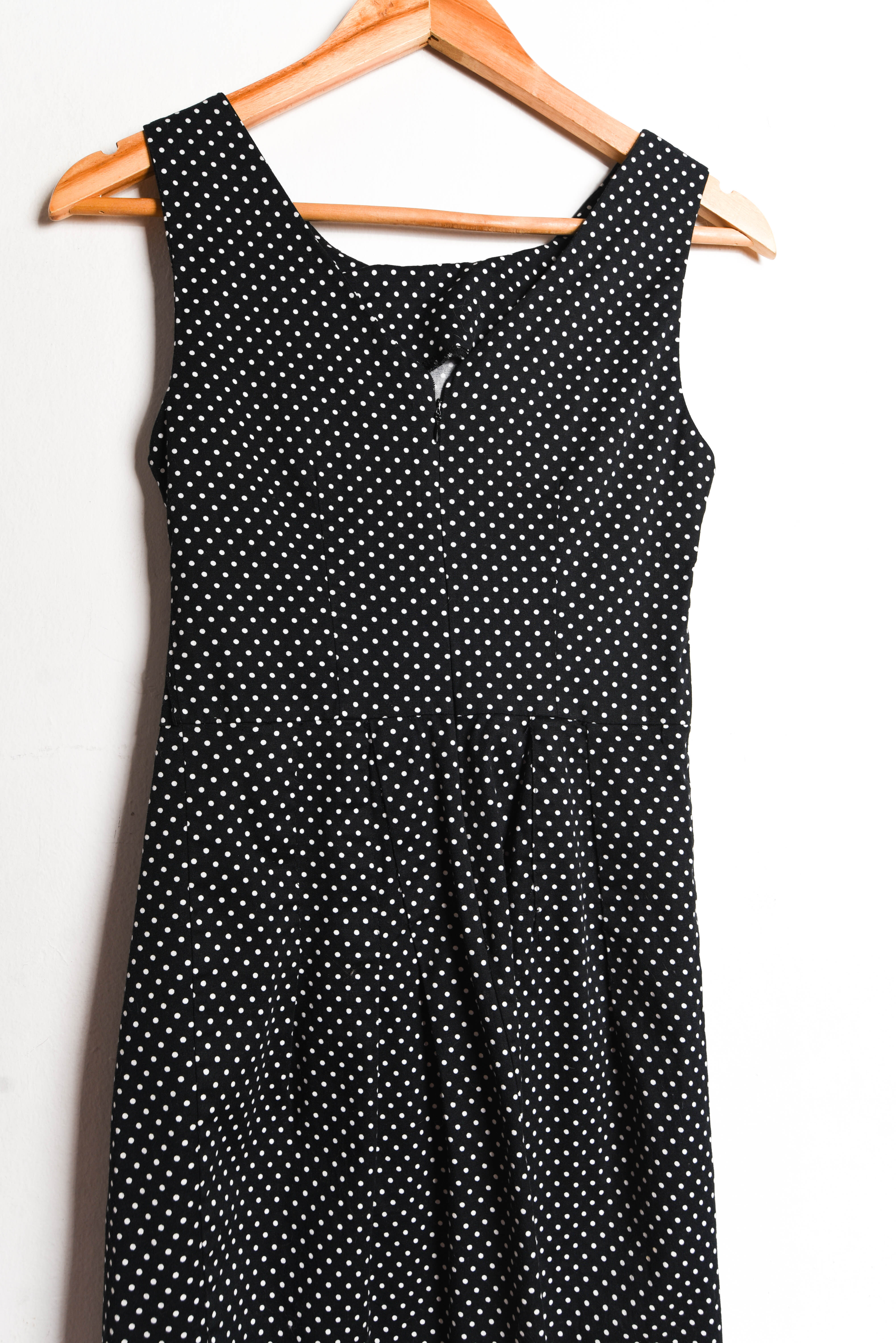 Vestido negro lunares