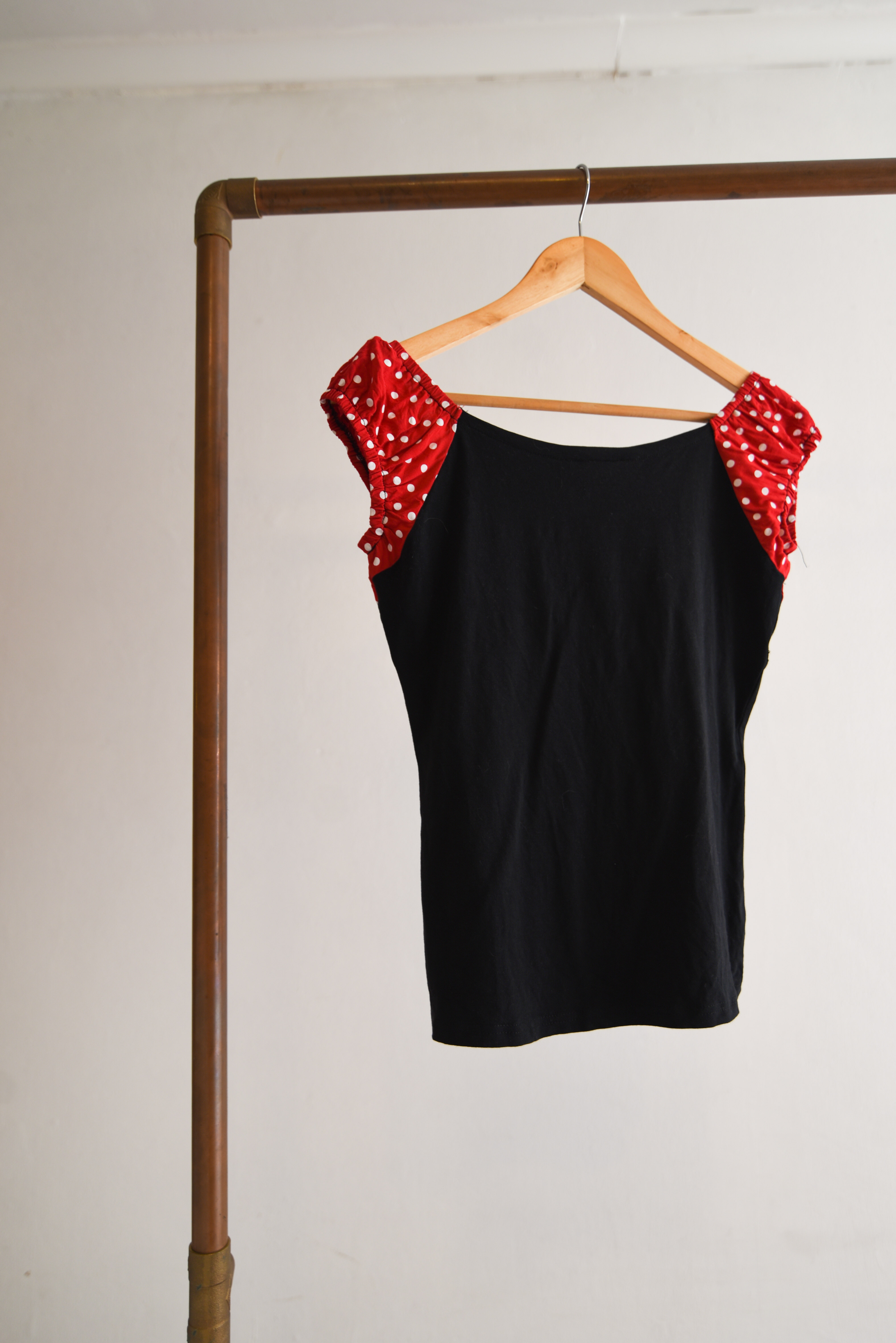 Top negro y rojo lunares