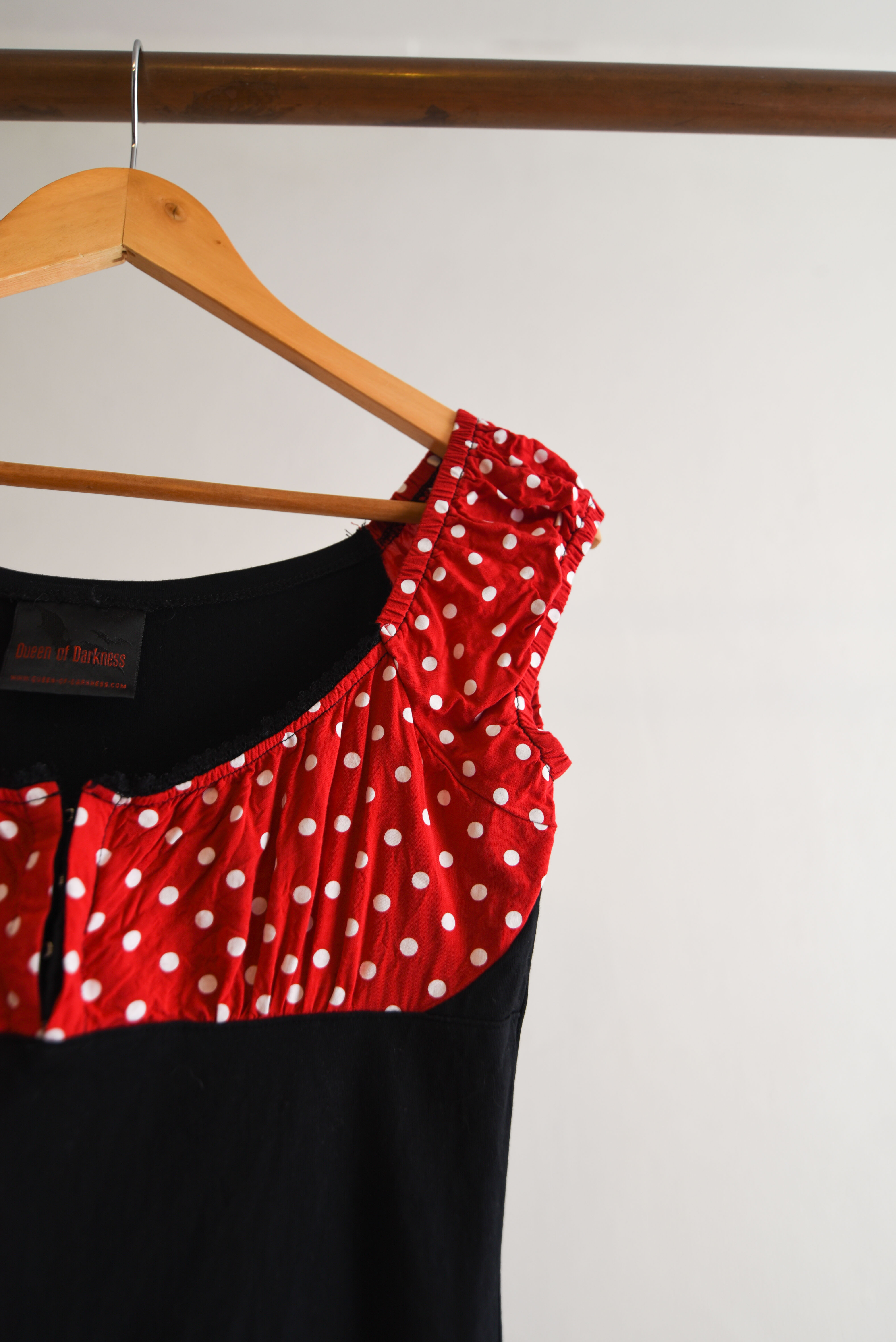 Top negro y rojo lunares