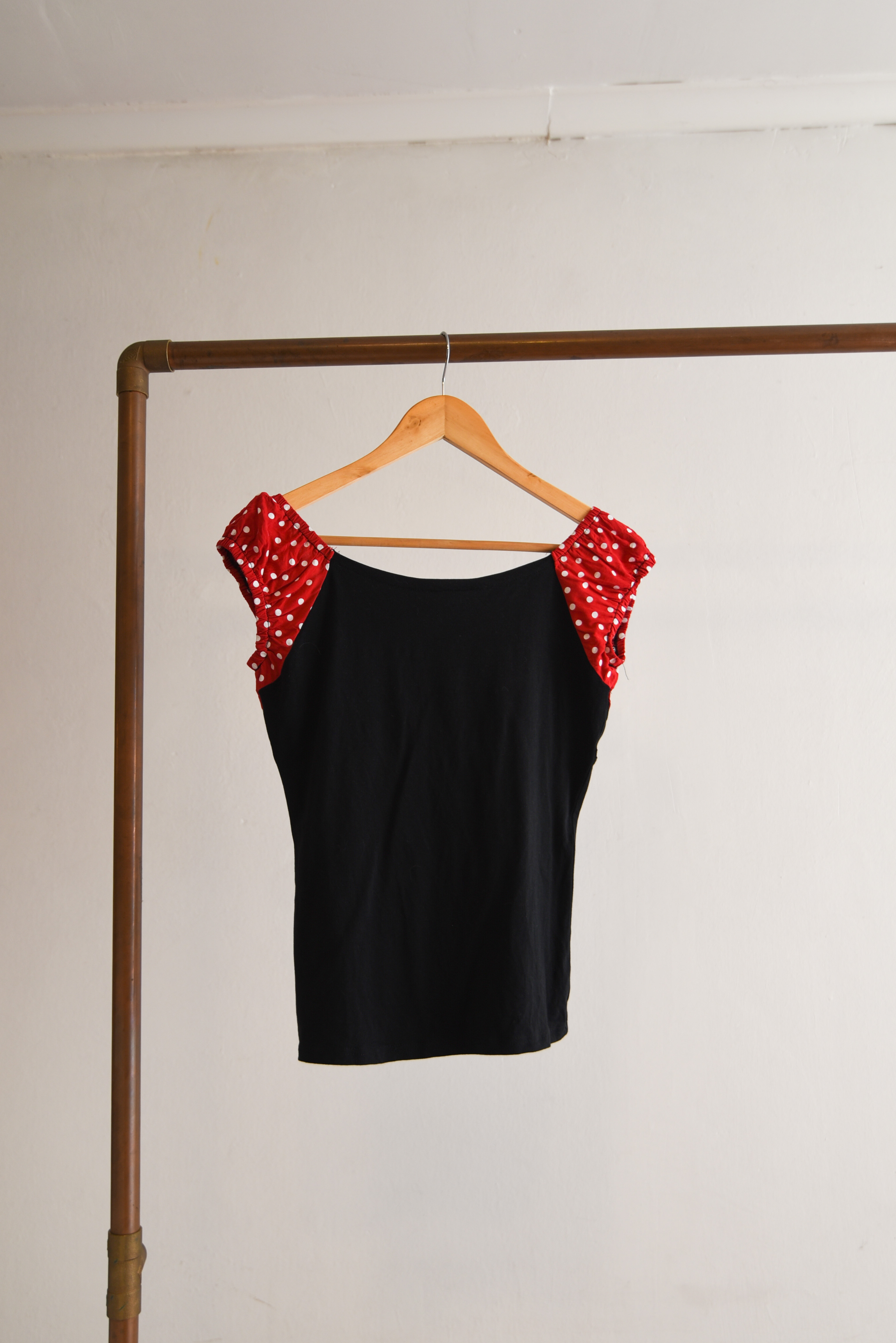 Top negro y rojo lunares