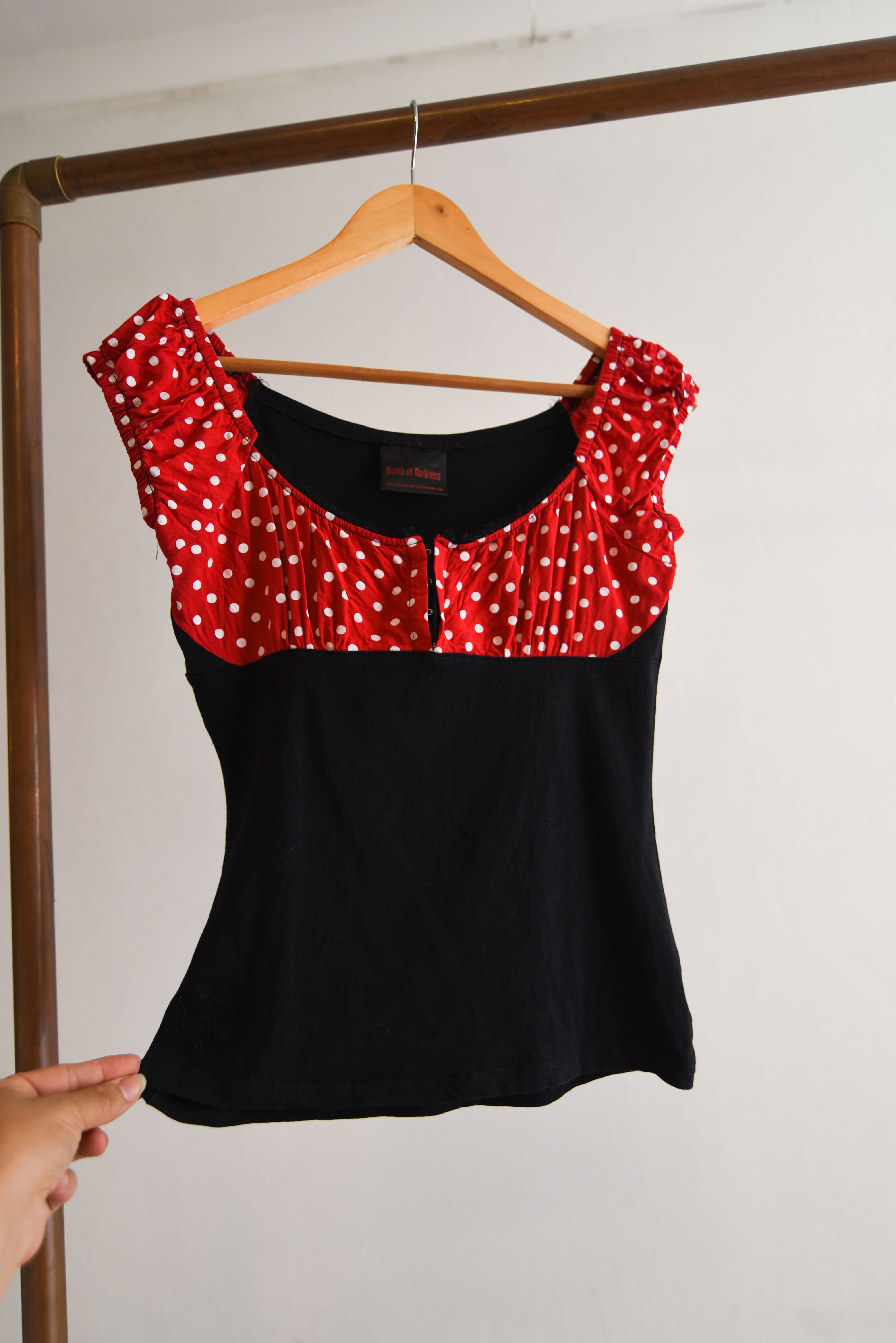 Top negro y rojo lunares