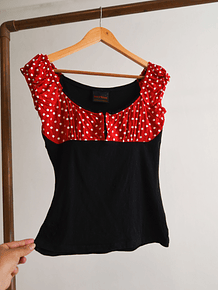 Top negro y rojo lunares