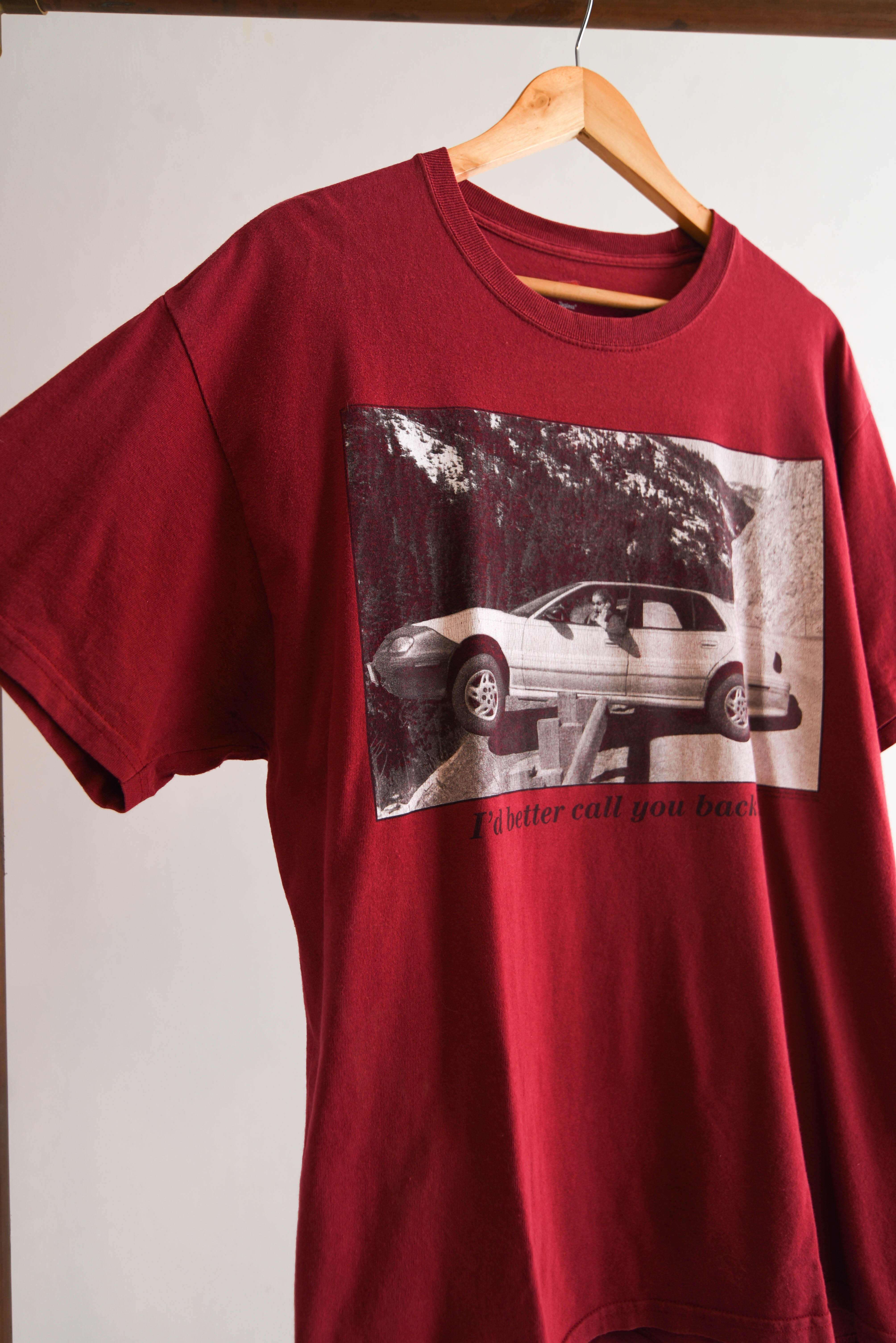 Polera gráfica burdeo