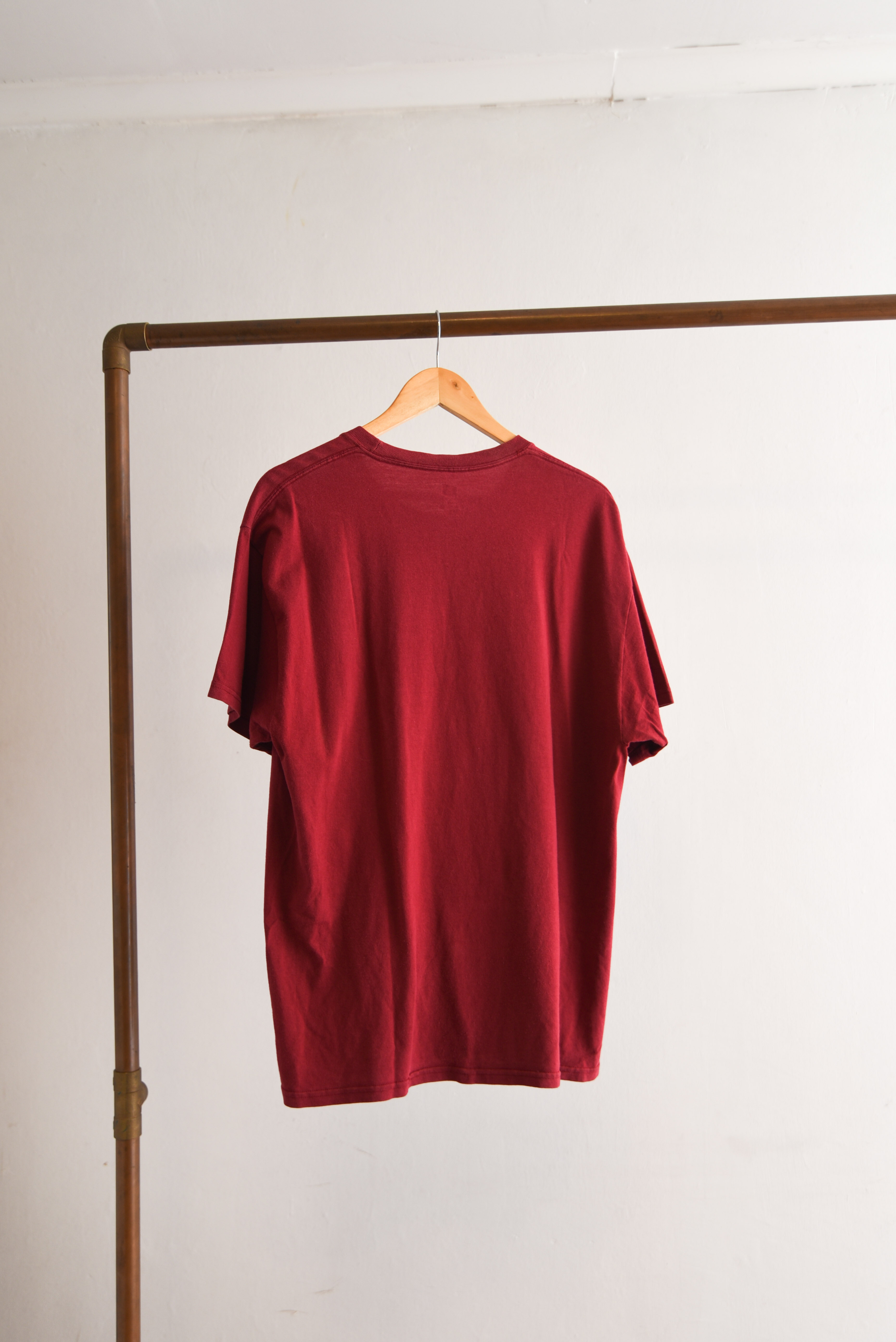 Polera gráfica burdeo