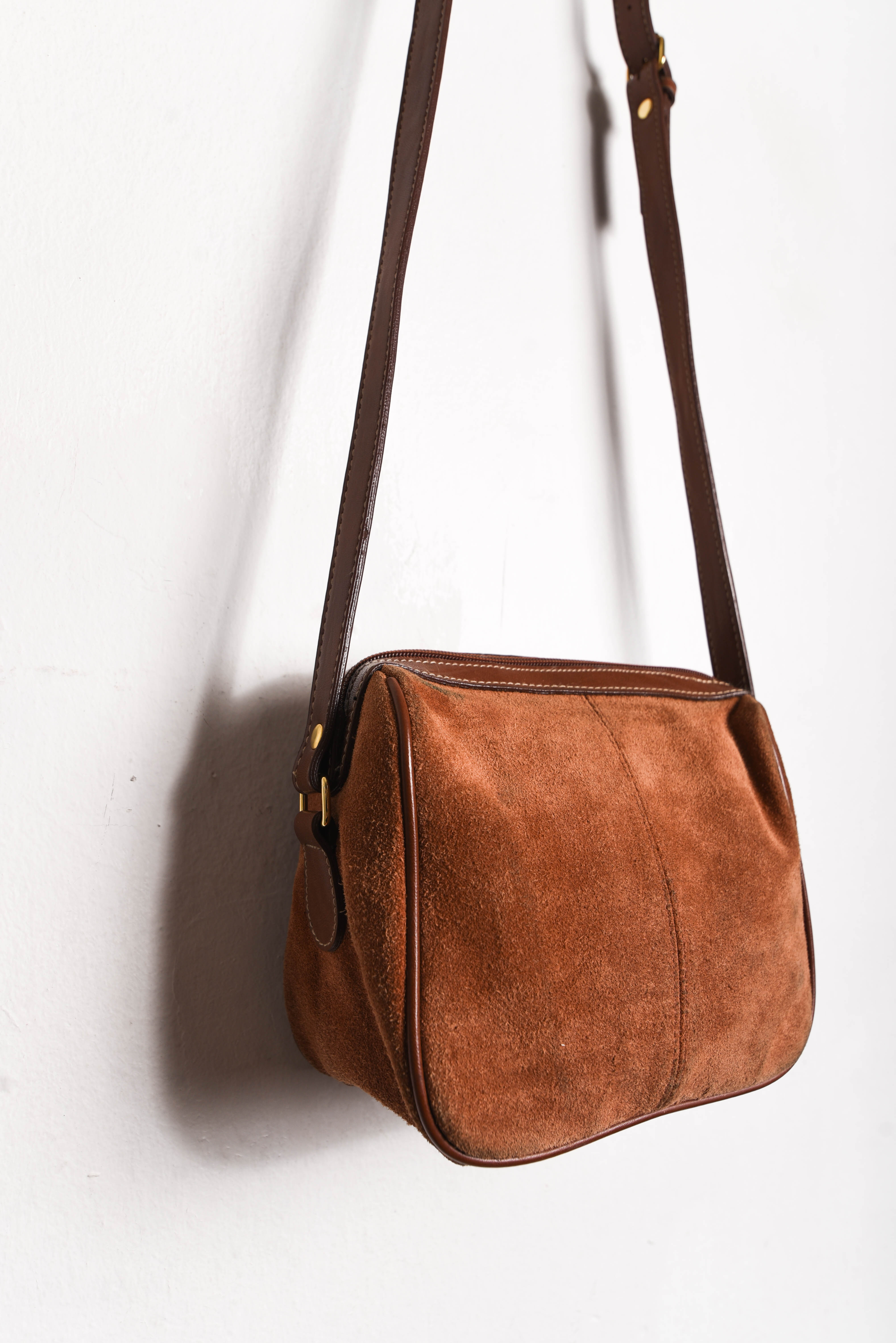 Cartera gamuza café 90s