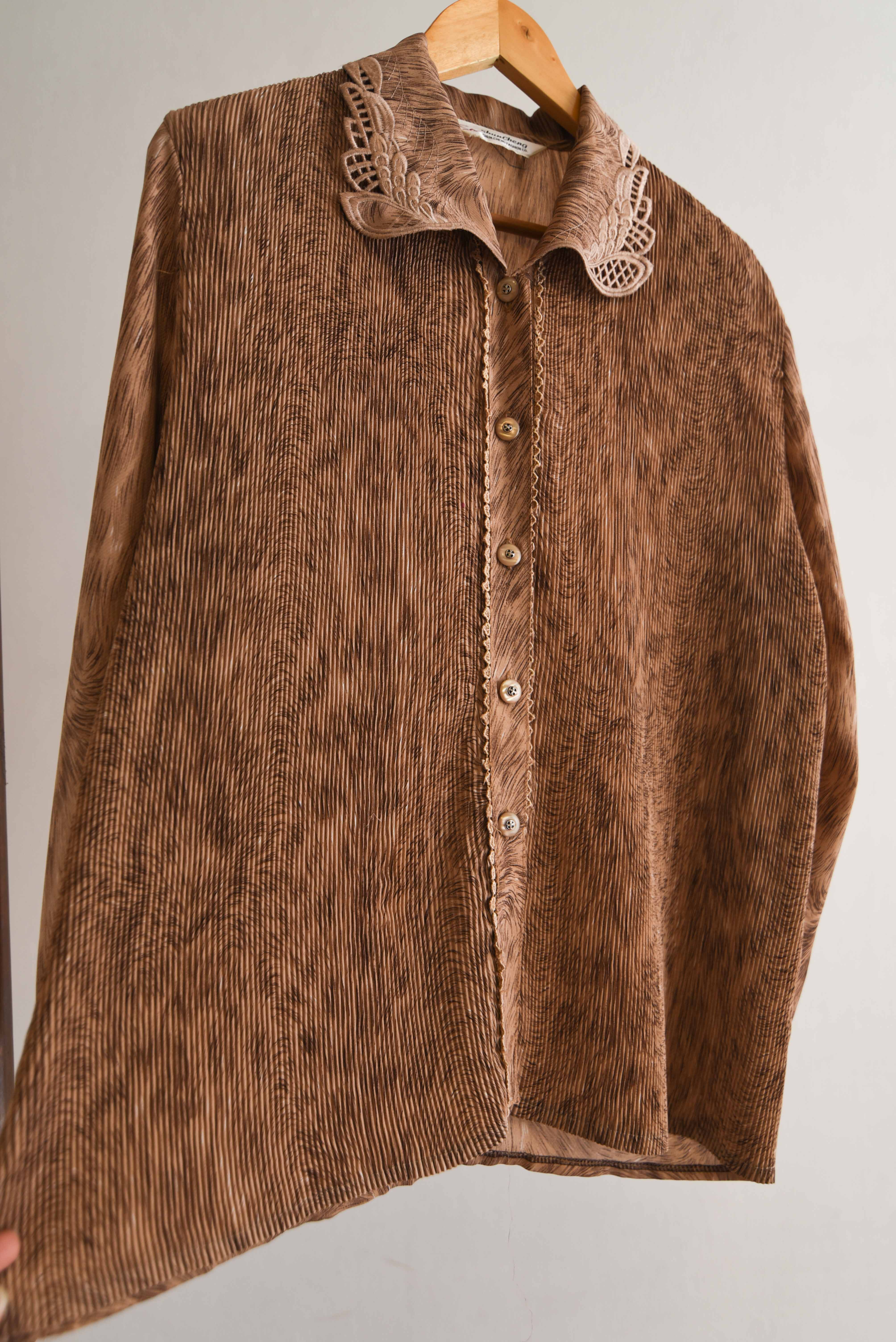 Blusa café plisada cuellito