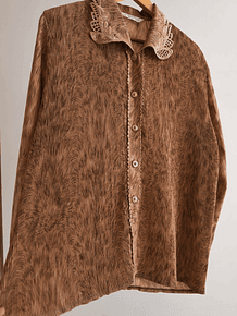 Blusa café plisada cuellito