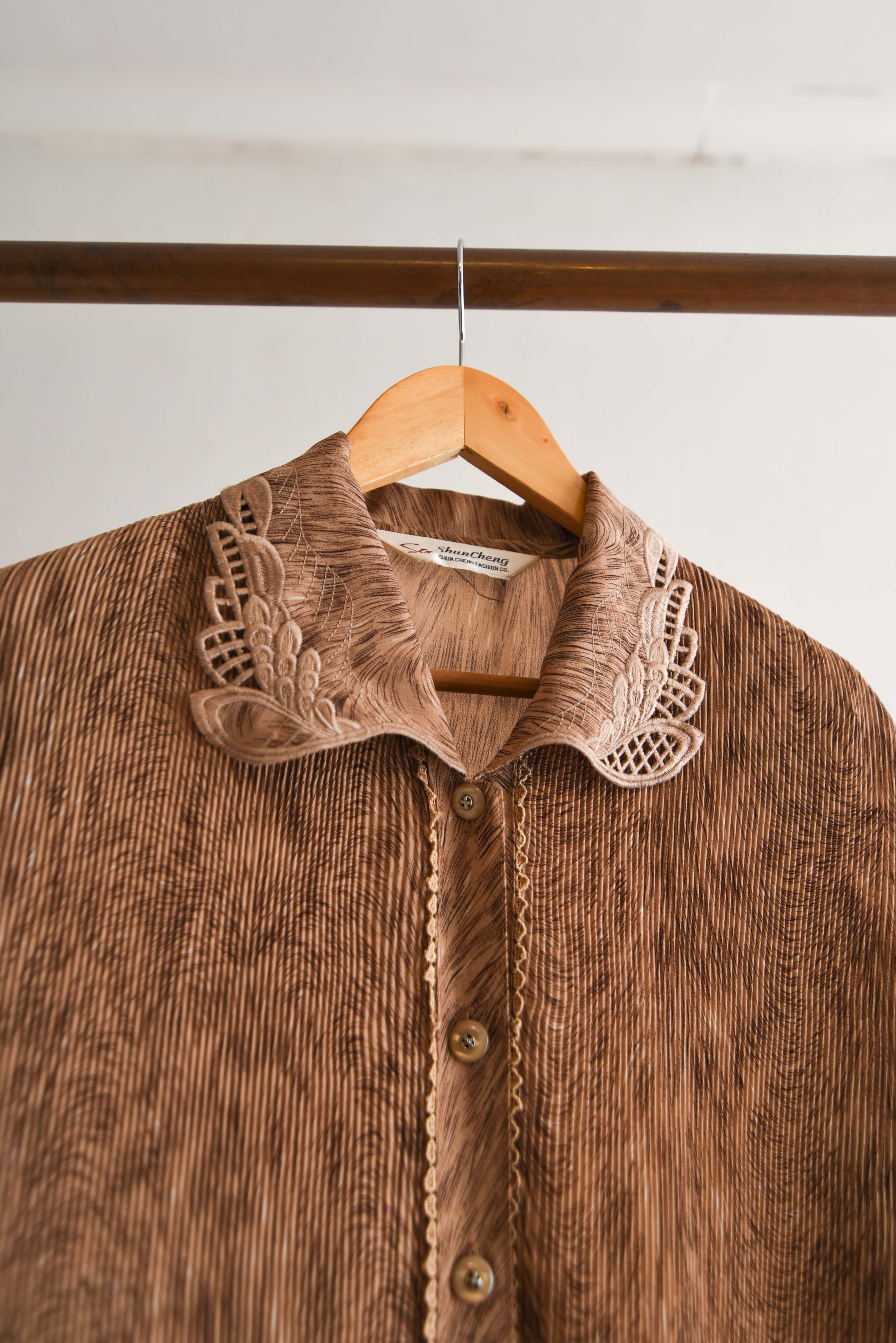 Blusa café plisada cuellito