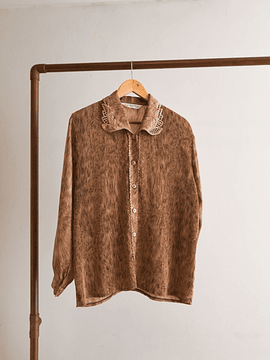 Blusa café plisada cuellito