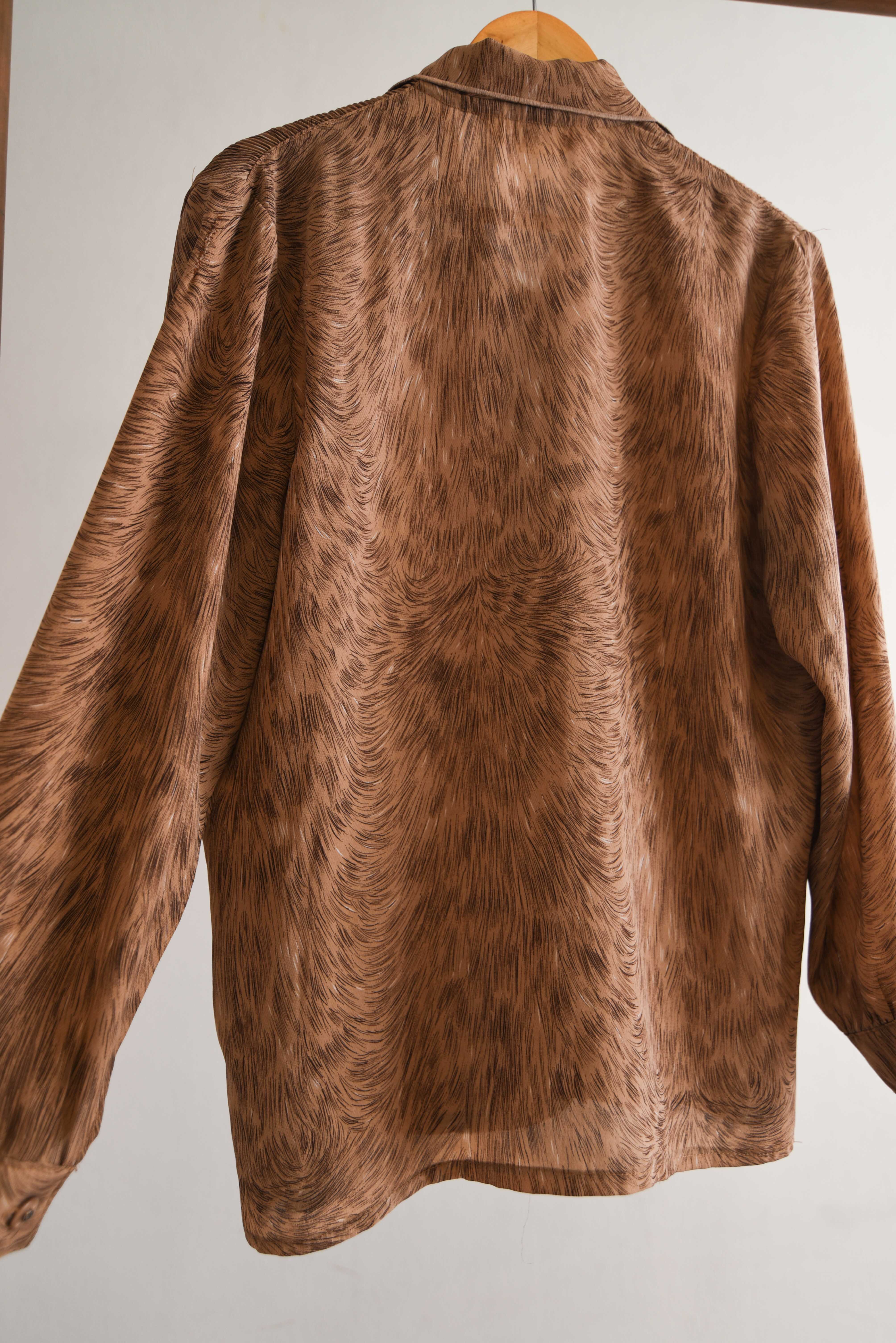 Blusa café plisada cuellito